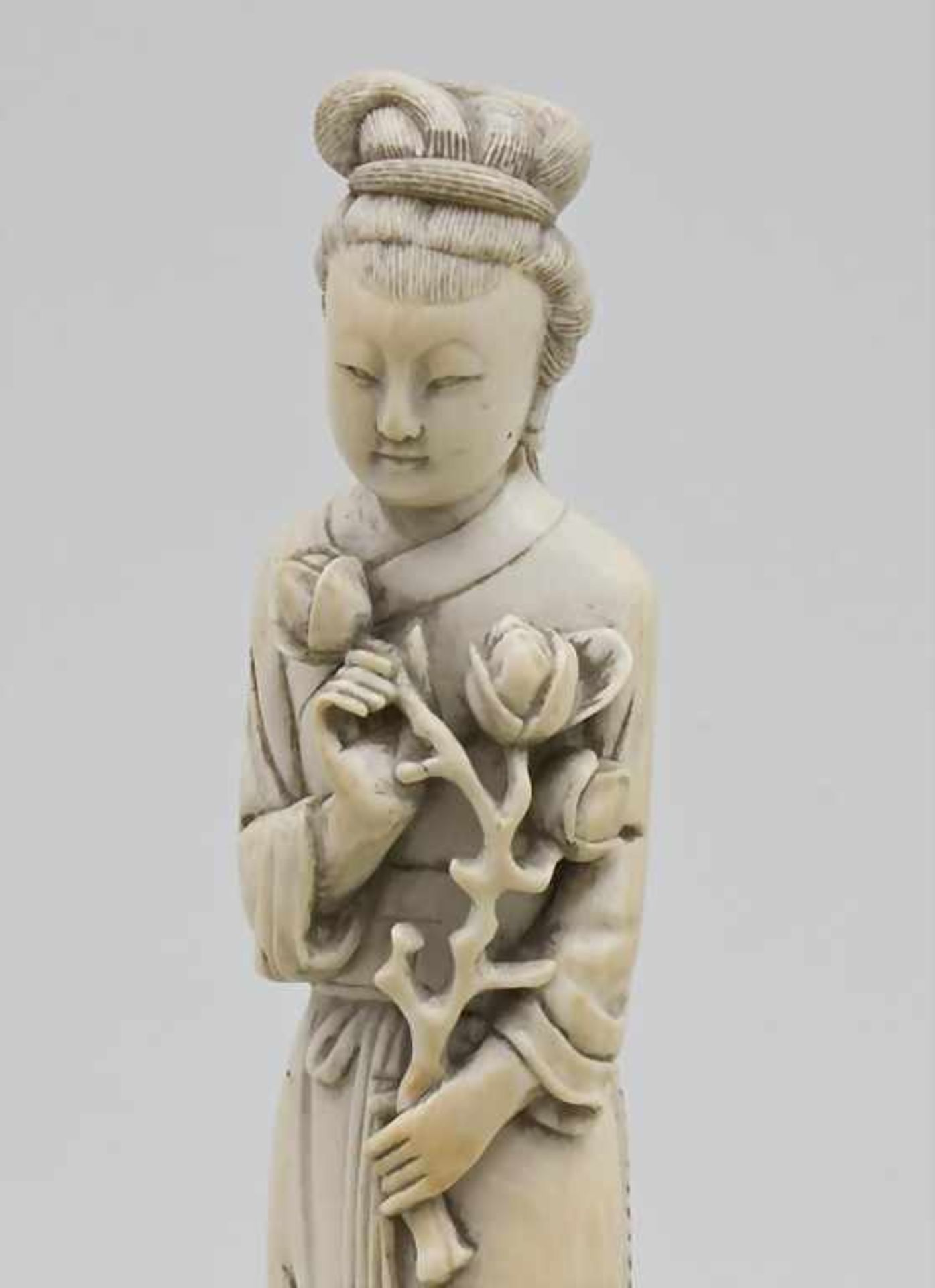 Geisha, Okimono, Japan, Ende 19. Jh.Bein. Stehende Figur, plastisch geschnitzt. In ihrer linken Hand - Image 2 of 3