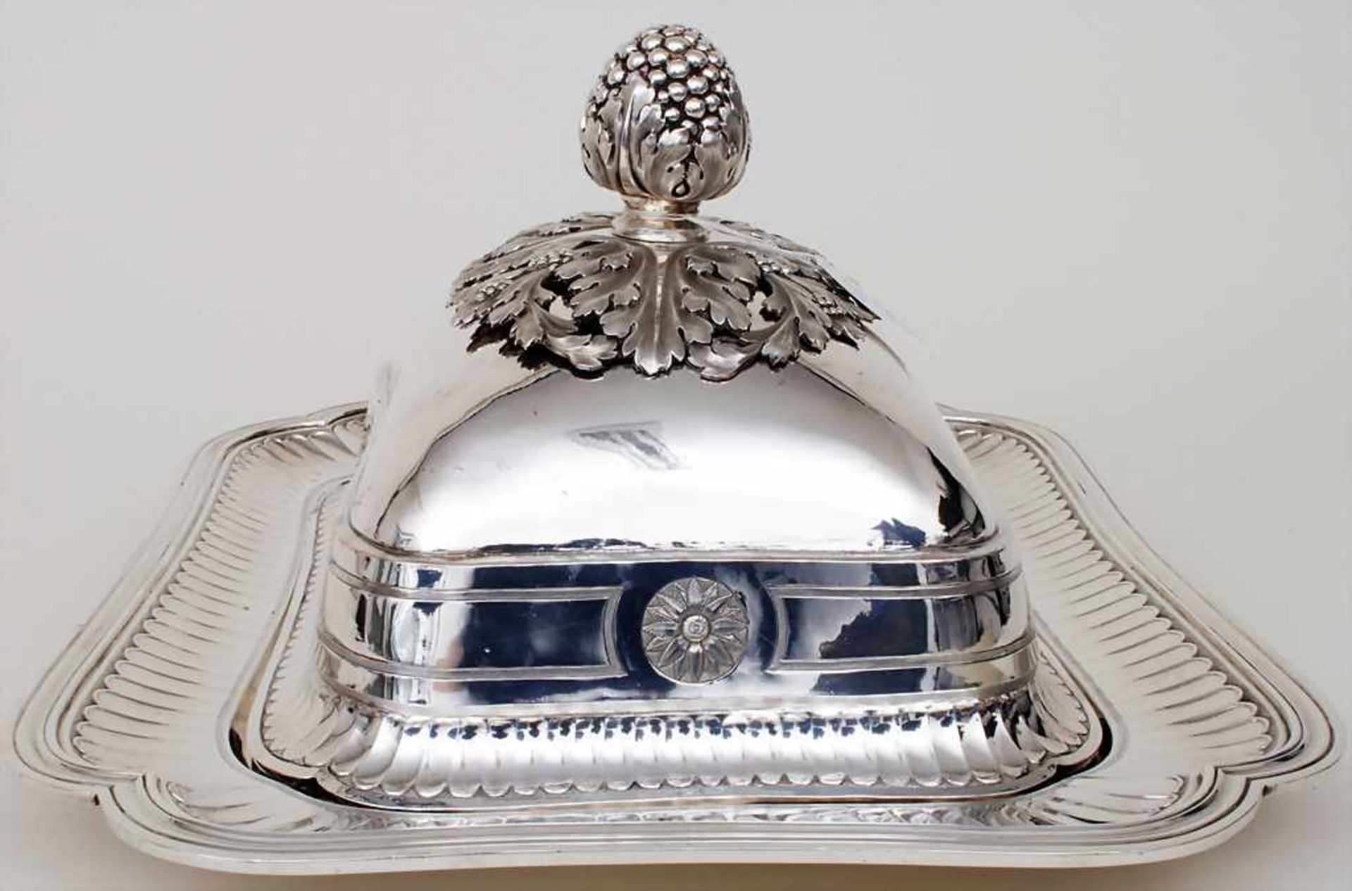 Große Silberplatte mit Glosche / A large silver plate with a cloche, Frankreich, Mitte 19. Jh. - Bild 2 aus 9