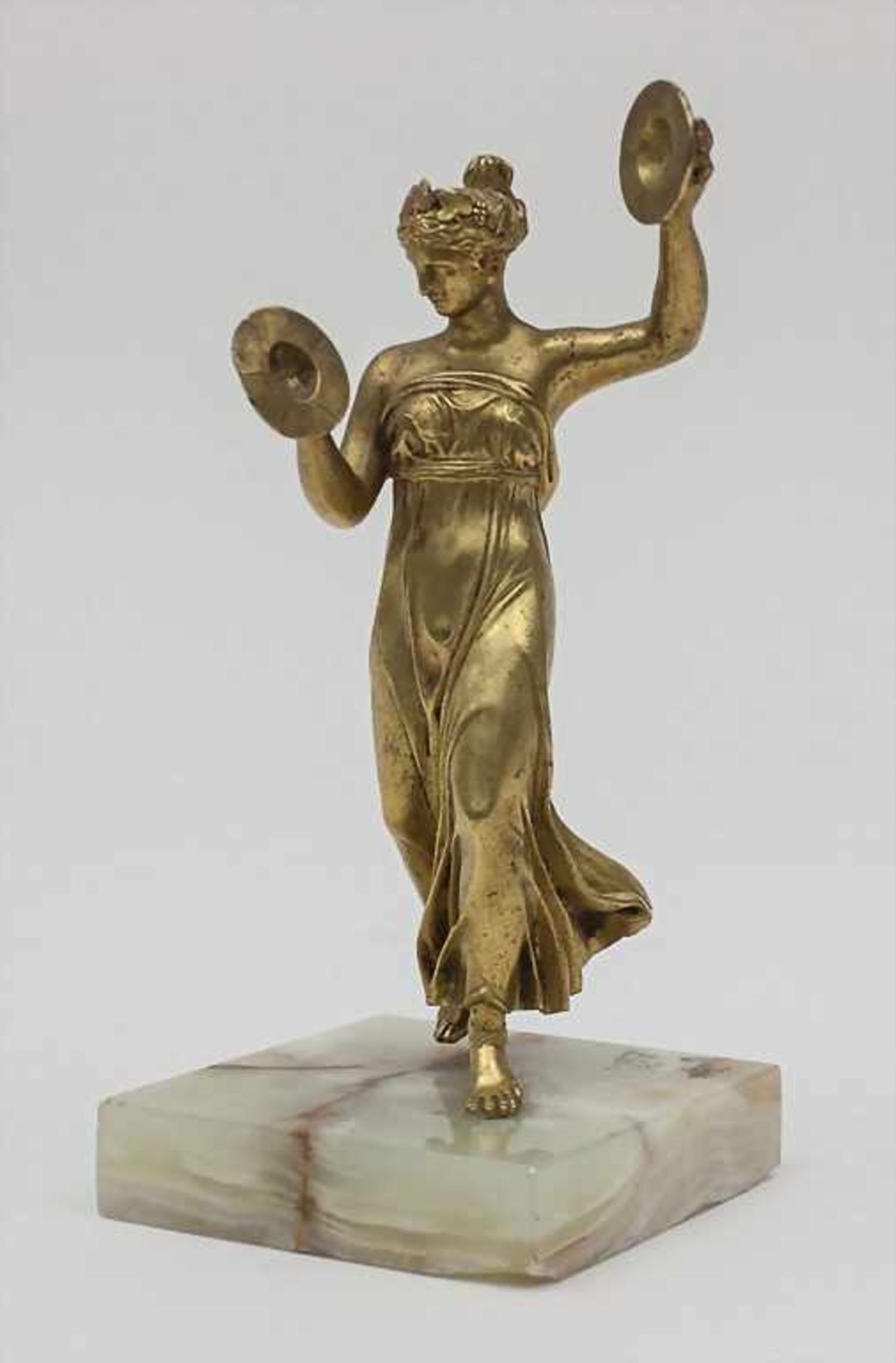 Klassizistische Tänzerin mit Zimbeln, Frankreich, Ende 19. Jh.auf quadratischer Marmorplatte (Ecke - Image 2 of 4