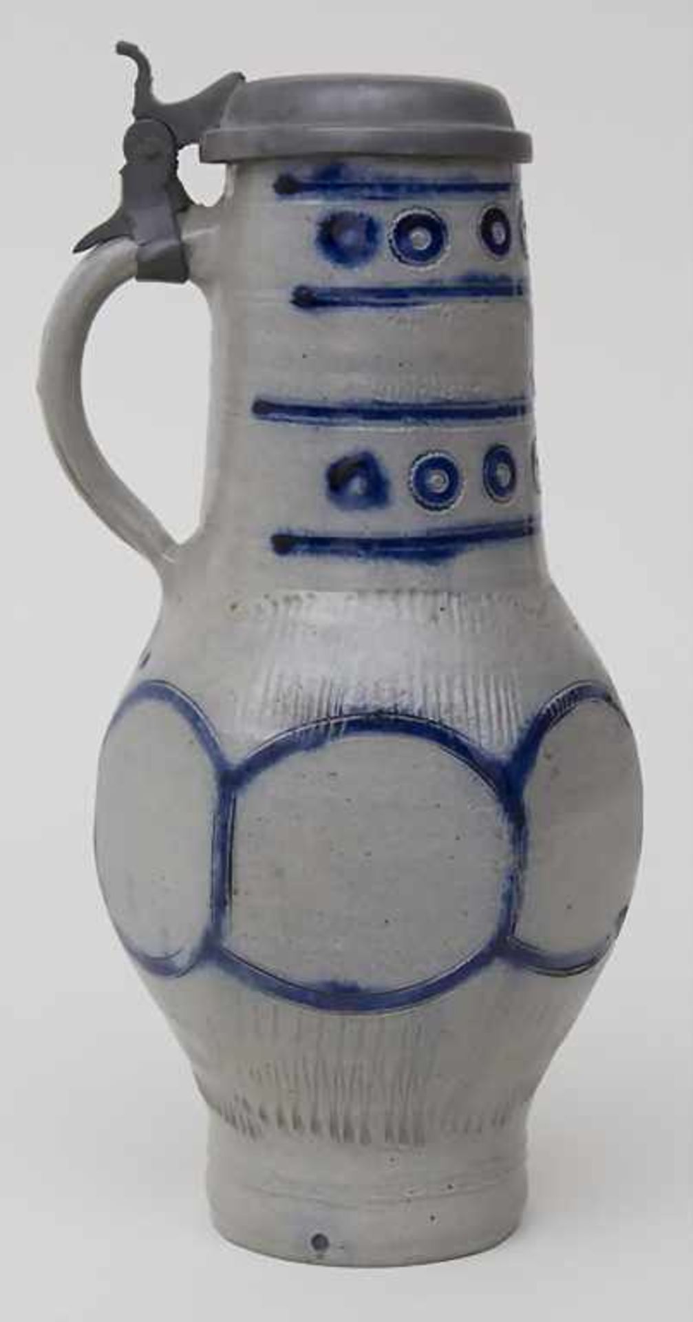 Deckelkrug / A covered jug, 19. Jh.Material: Keramik, Salzglasur mit Blaumalerei, Zinndeckel, Marke: - Bild 3 aus 7