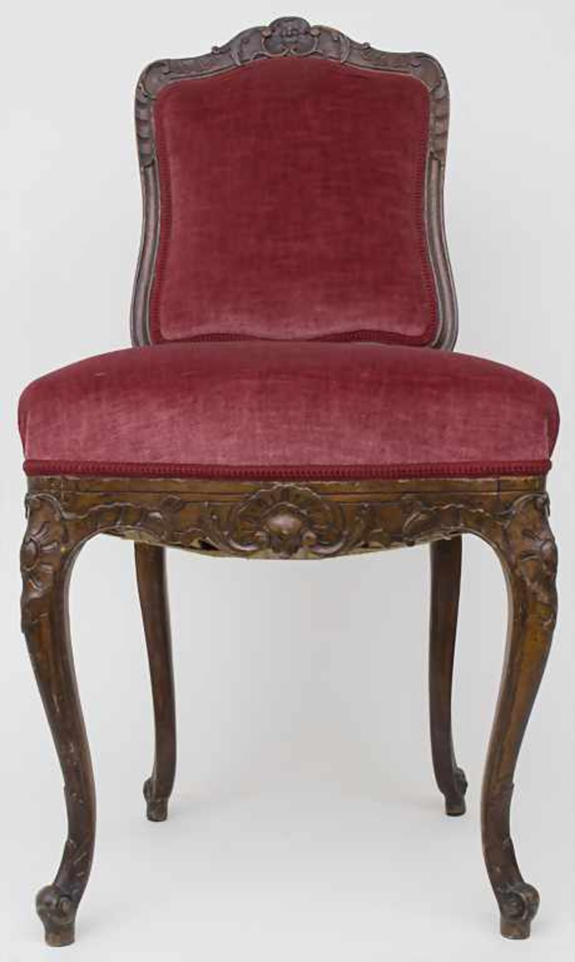 Rokoko--Stuhl mit Rocaillendekor / A Rococo chair with rocaillesMaterial: Holz, geschnitzt, dunkel