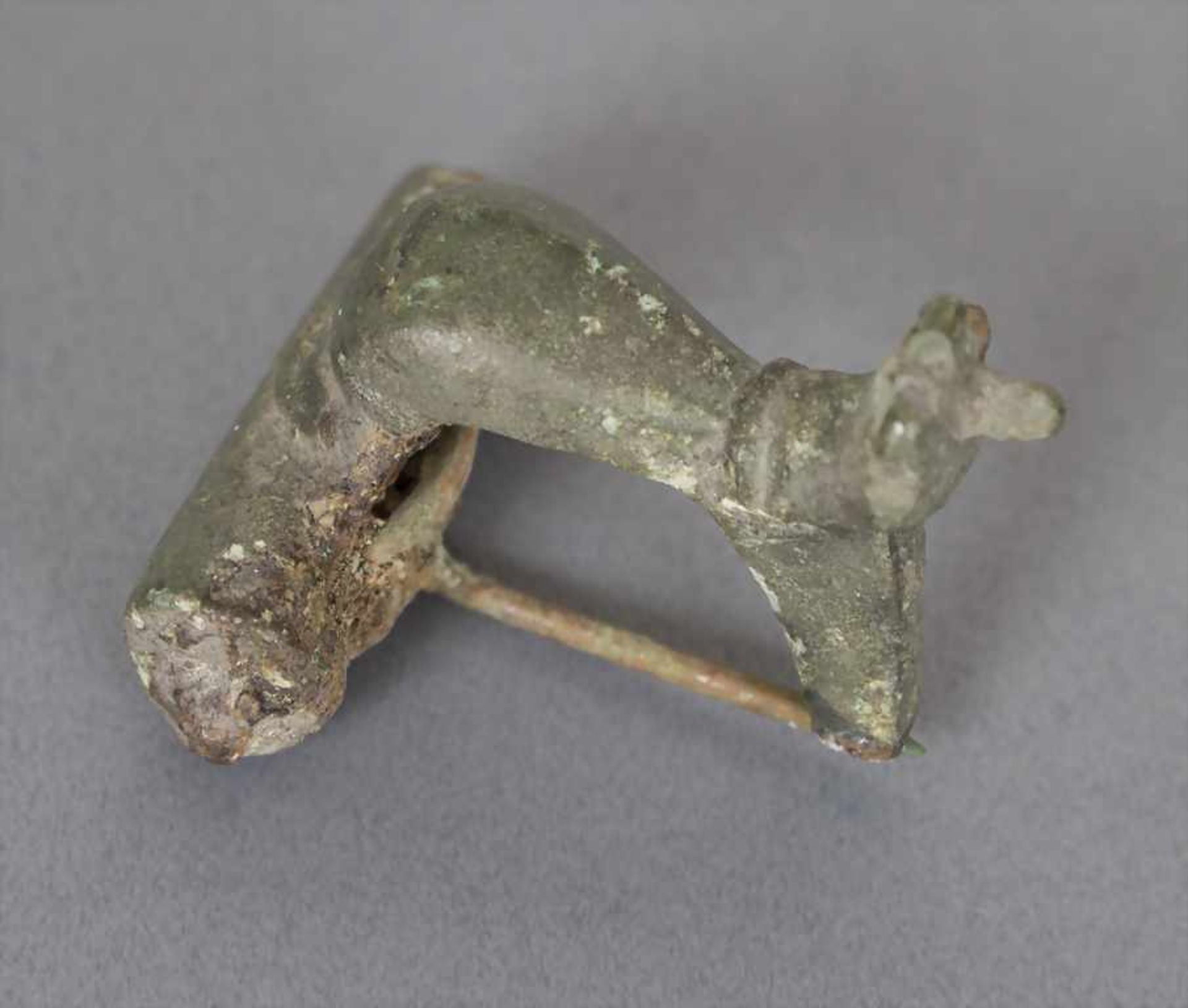 Römische Fibel / A Roman fibulaMaterial: Bronze,Länge: 2,7 cm,Zustand: gut, alt restauriert,