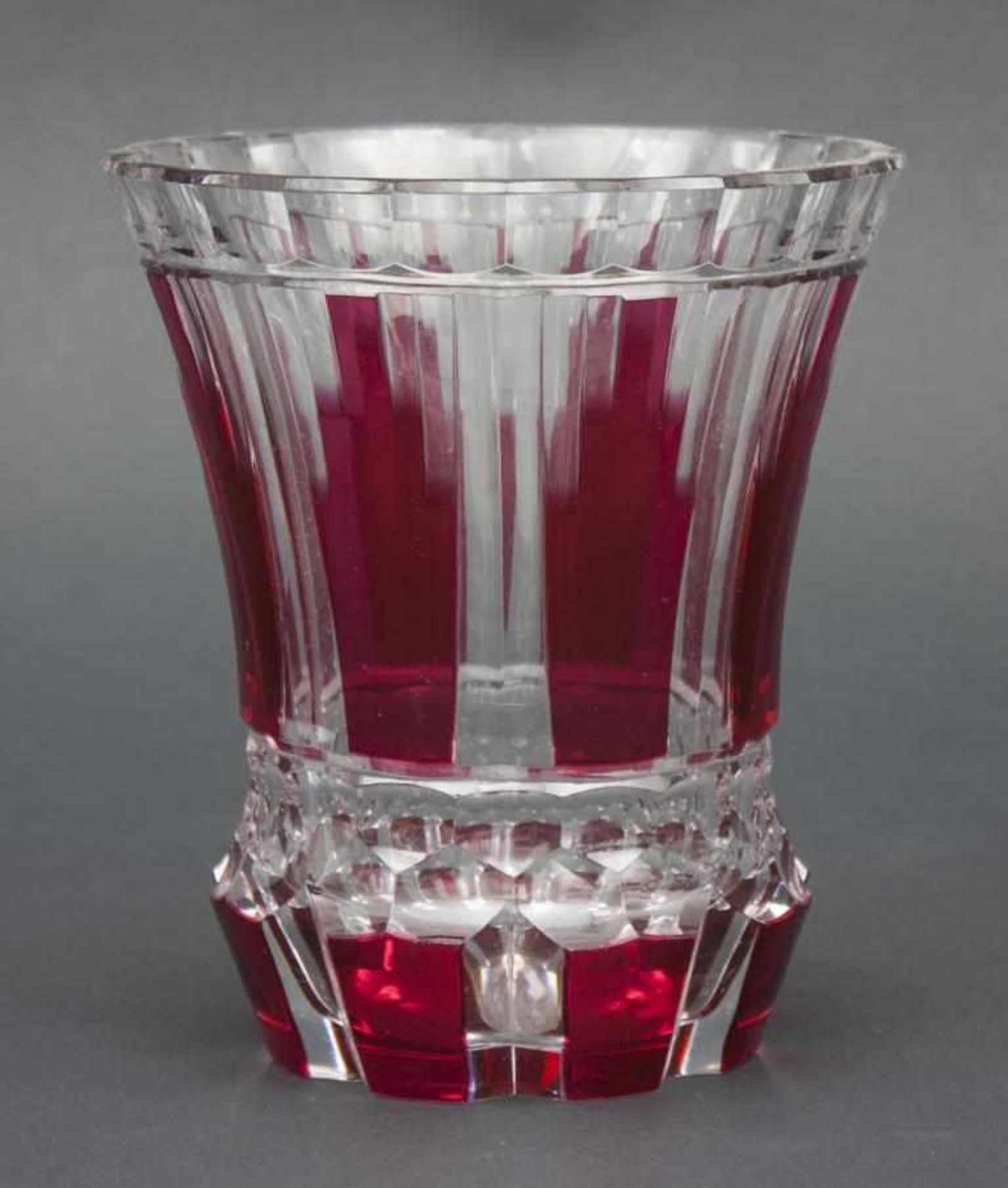 Art Déco-Vase, Val. St. Lambert, Belgien, um 1930Klarglas mit rubinrotem Überfang und geschliffen.