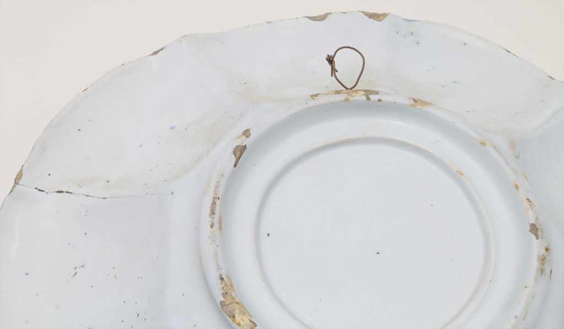 Fayence-Buckelschale mit Chinoiserien / A faience bowl, wohl Hanau, 18. Jh.Material: Keramik, mit - Bild 5 aus 6