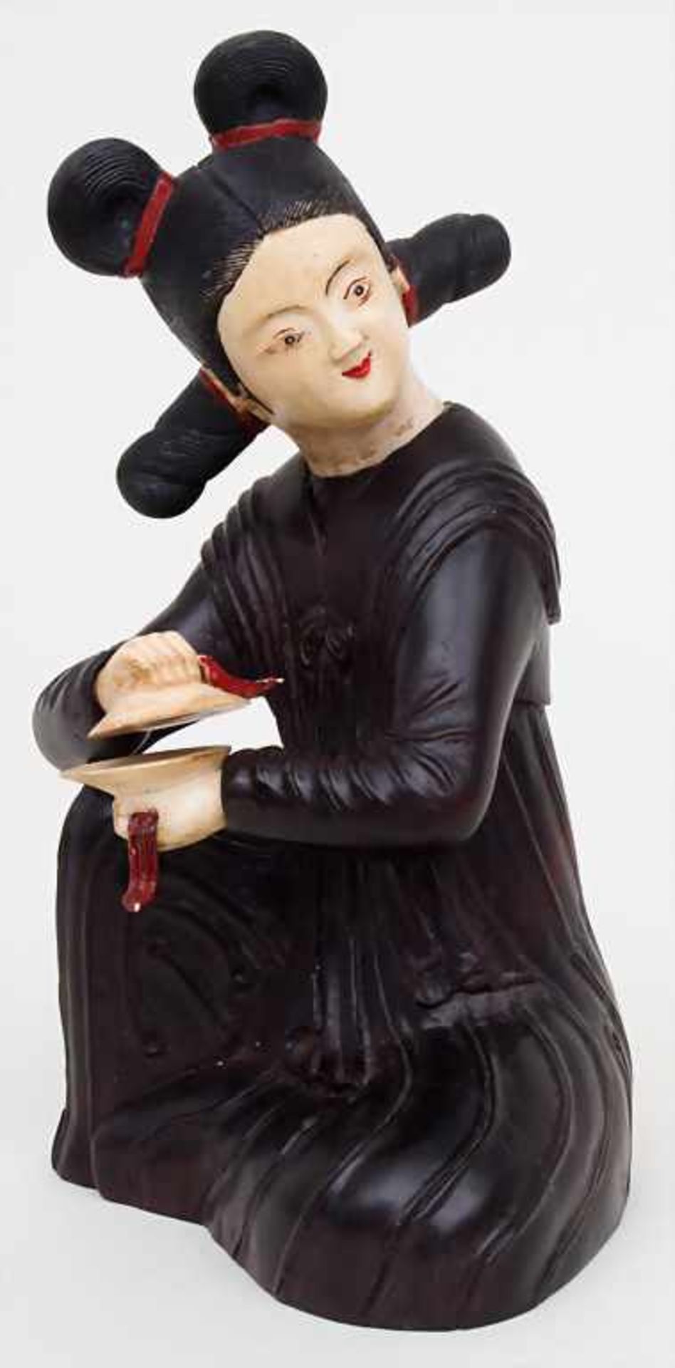 Sitzende Zimbelspielerin / A sitting cymbal player, China 19.-20. Jh.Material: Elfenbein, Huang-