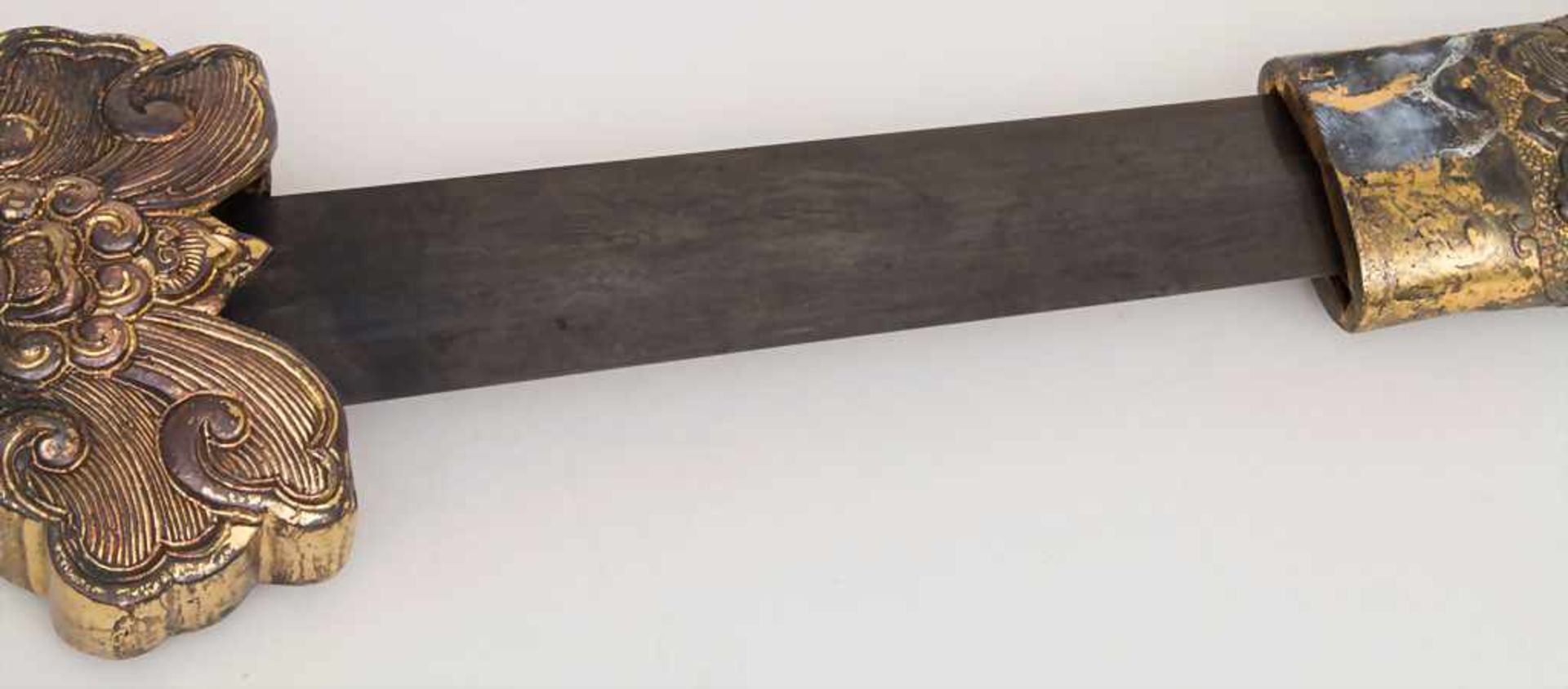 Prunkschwert / A pomp sword, China, 19. Jh.Material: Zweischneidige Damastklinge, Griff und - Bild 5 aus 5