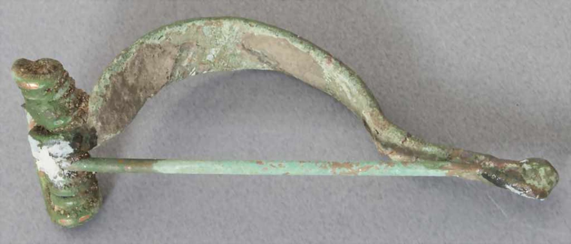 Keltische Fibel / A celtic fibulaMaterial: Bronze,Länge: 5,2 cm,Zustand: gut, alt restauriert, - Bild 2 aus 2