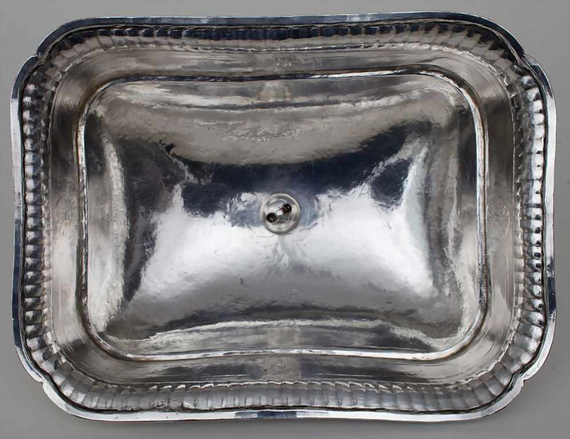 Große Silberplatte mit Glosche / A large silver plate with a cloche, Frankreich, Mitte 19. Jh. - Bild 6 aus 9
