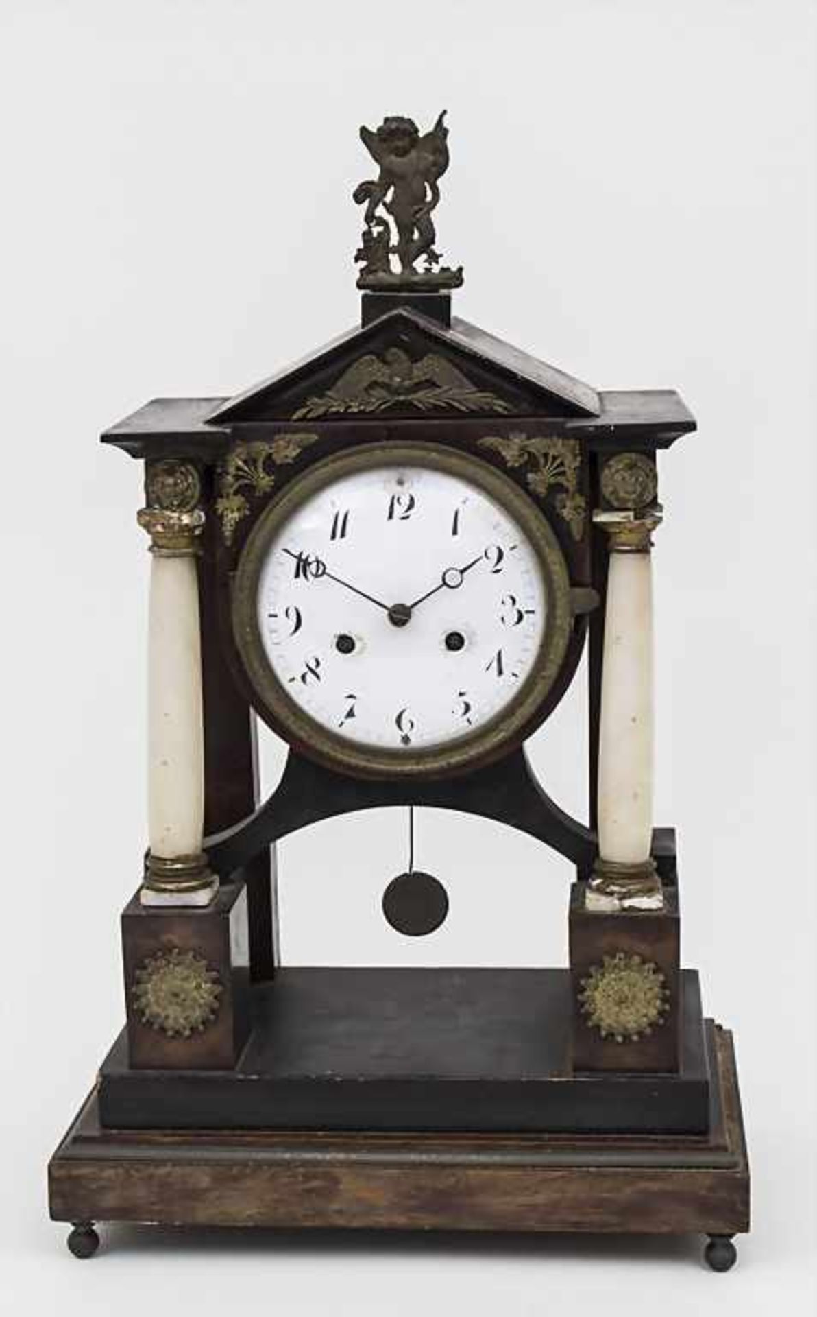 Empire-Portaluhr / A clock, um 1810Gehäuse: verschiedene Hölzer, Alabastersäulen,