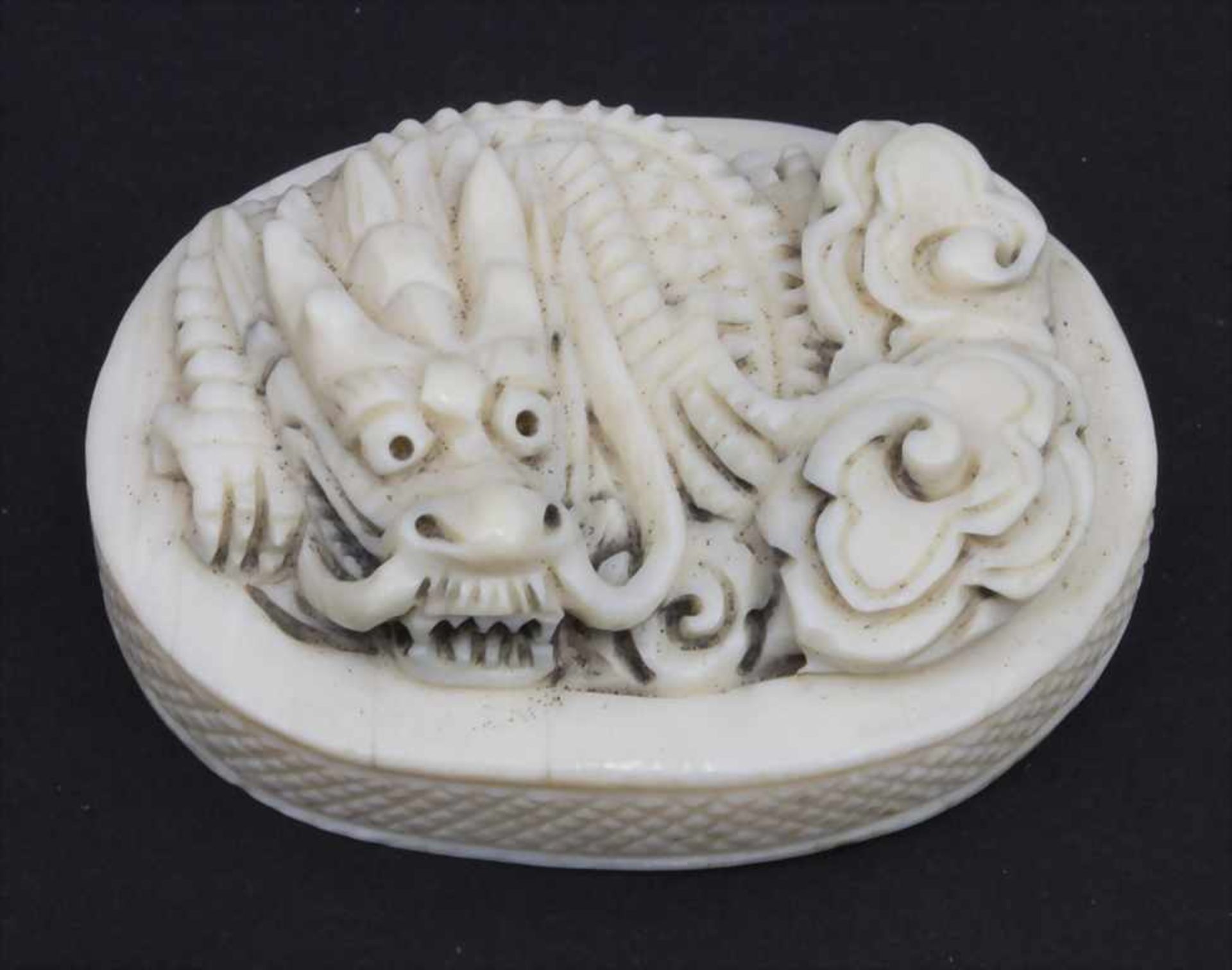 Manju-Netsuke mit Drachenrelief / A Manju-Netsuke with dragon, Japan, um 1900Material: Elfenbein,