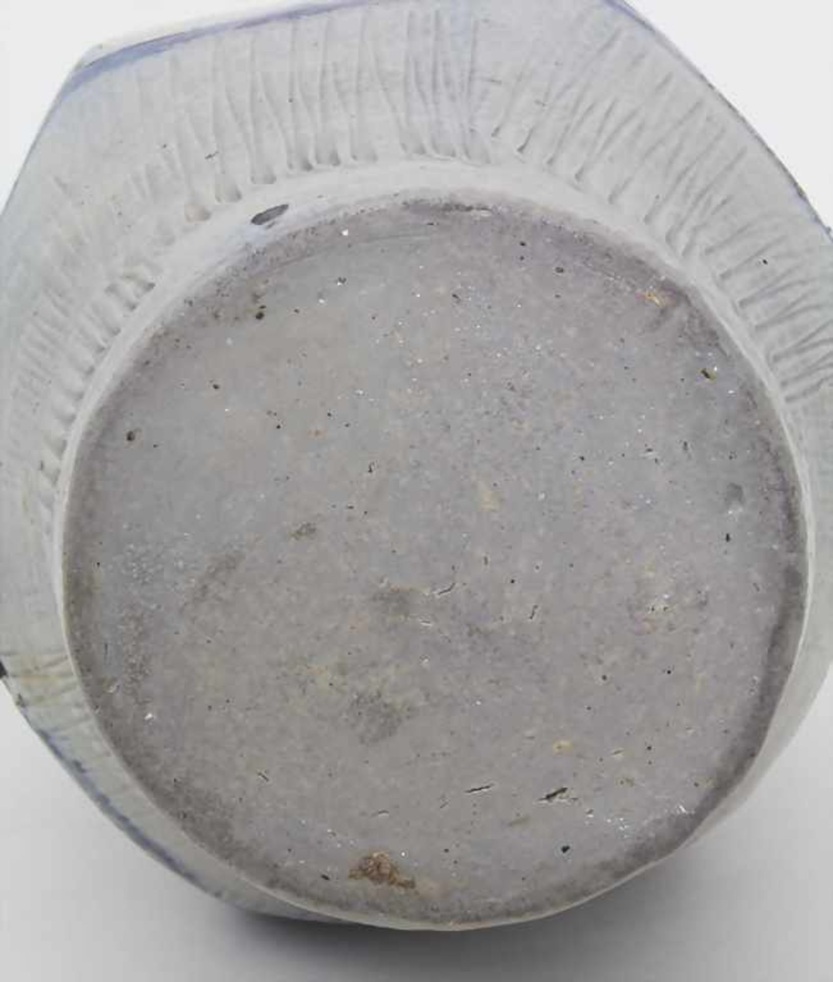 Deckelkrug / A covered jug, 19. Jh.Material: Keramik, Salzglasur mit Blaumalerei, Zinndeckel, Marke: - Bild 6 aus 7