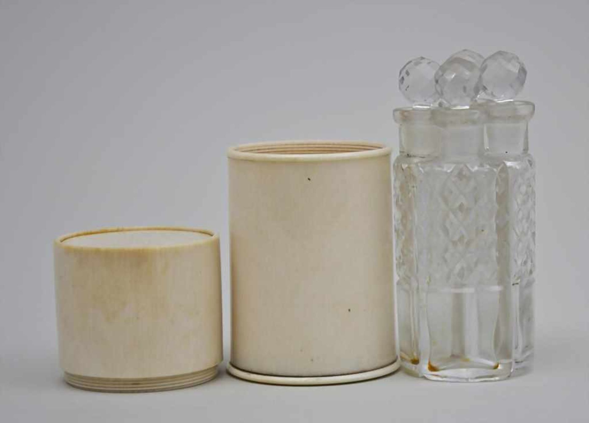 Elfenbeindose mit Kristallflakons/Ivory Box With Crystal Flasks, Frankreich, um - Bild 2 aus 3