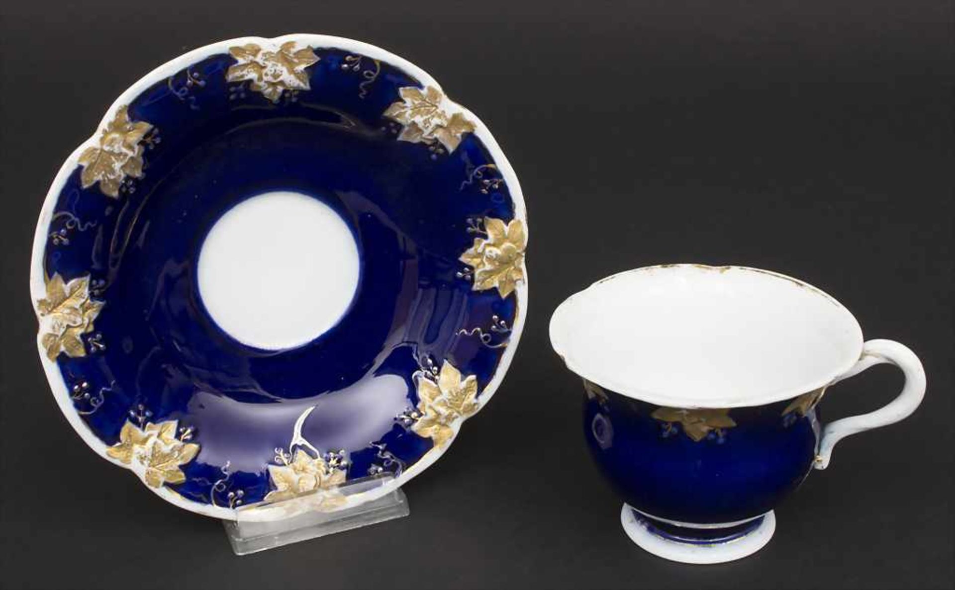 Tasse und UT / A cup and saucer, Meissen, Mitte 19. Jh.Material: Porzellan, kobaltblau und mit