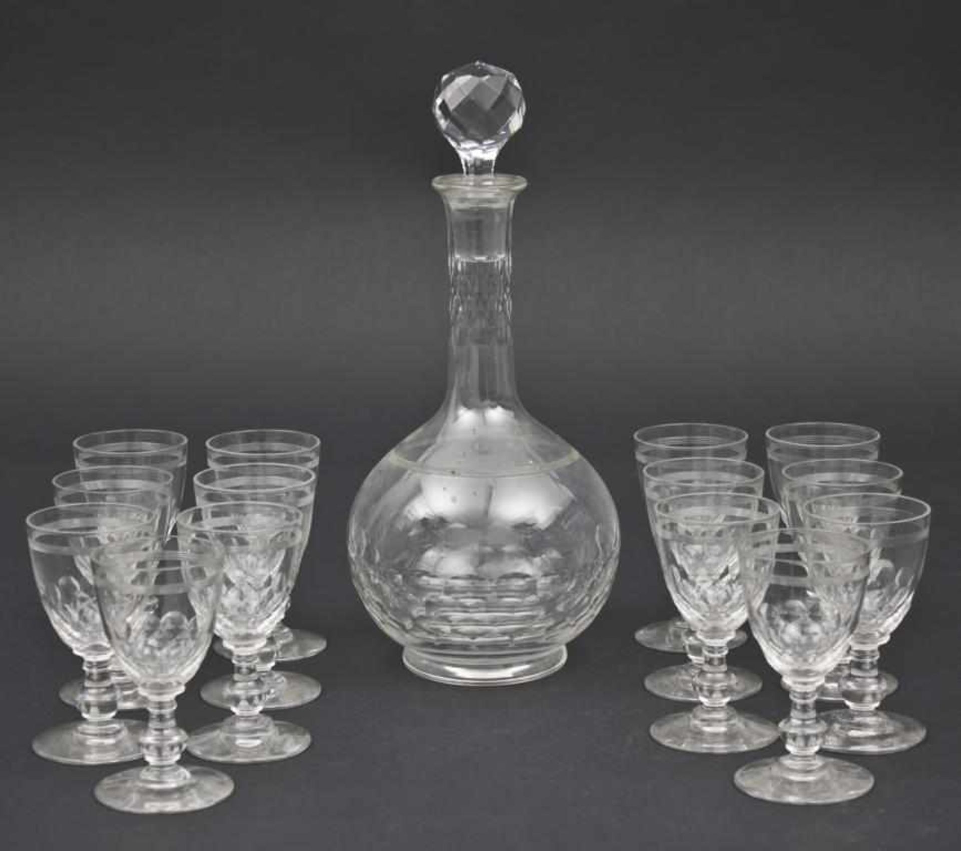 14 Likörgläser mit Karaffe/14 Liqueur Glasses With Decanter, Frankreich, 1. Hälfte 20. Jh.Klarglas