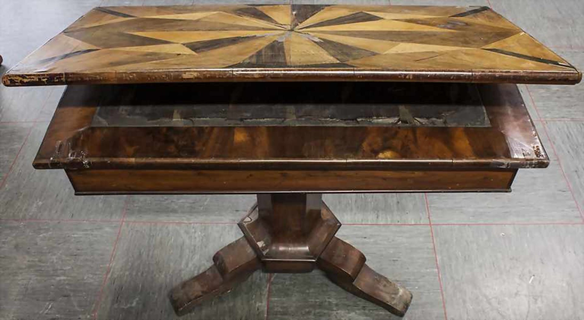 Spieltisch/ Gambling Table, Biedermeier, um 1830/1840auf achtseitiger Mittelsäule mit drei - Image 2 of 3
