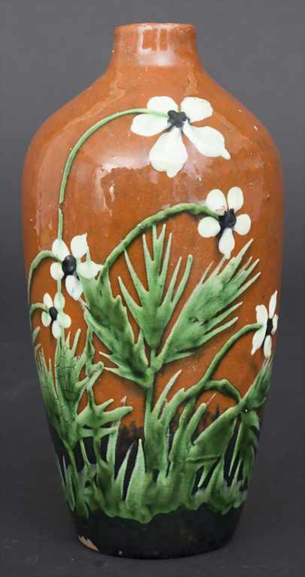 Jugendstil Majolika Vase mit weißen Blumen / An Art Nouveau majolica vase with white flowers, Max