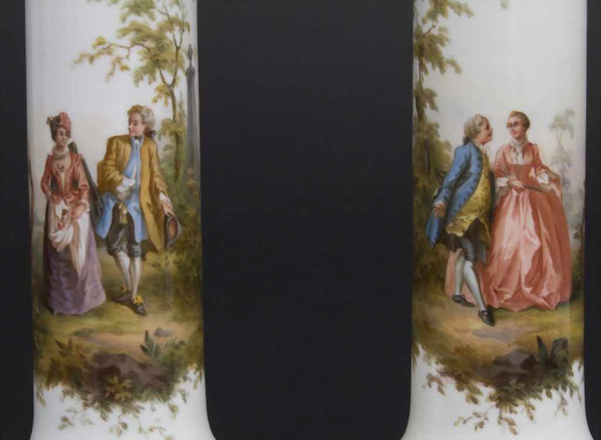 Paar Kerzenleuchter mit galanten Szenen / A pair of candlesticks with courting scenes, Meissen, - Bild 6 aus 11