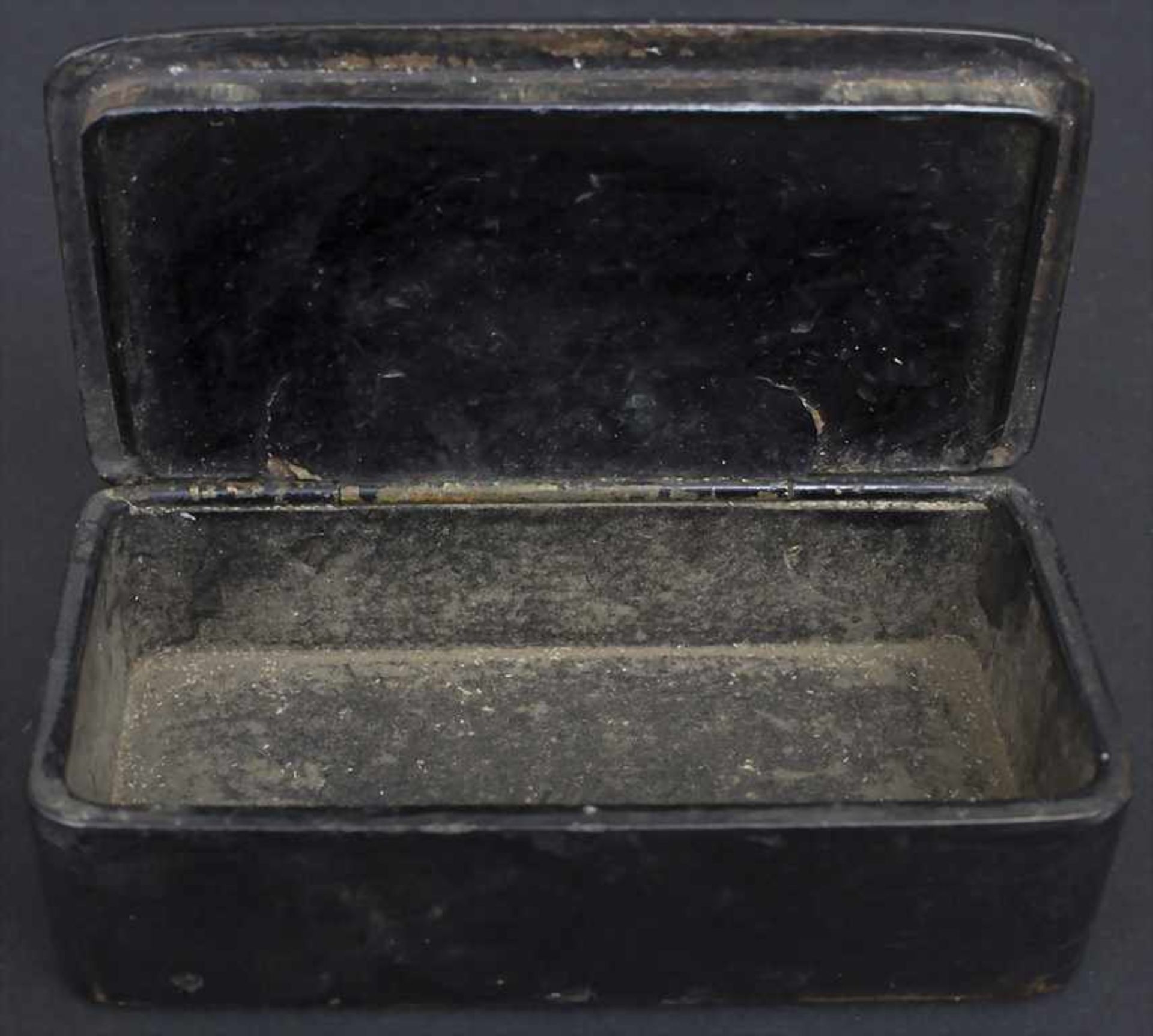 Schnupftabakdose / Tabatiere/ A snuff box, England, 19. Jh.Material: schwarz lackierte - Bild 4 aus 5