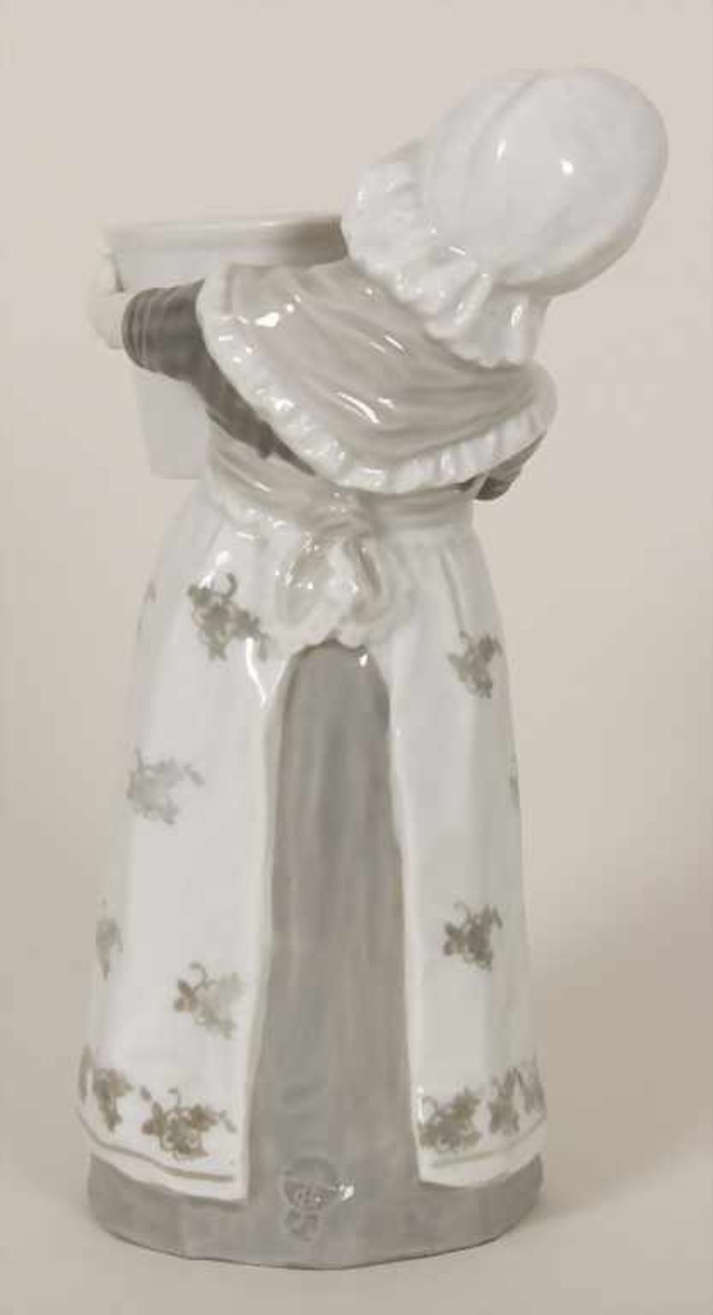 Jugendstil Figur 'Mädchen mit Gefäß' / An Art Nouveau figurine 'girl with vessel', Gebr. Heubach, - Image 3 of 8