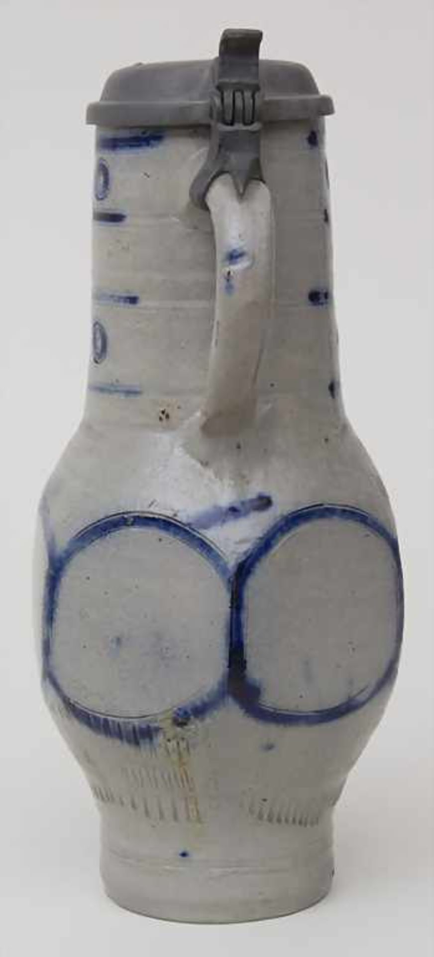 Deckelkrug / A covered jug, 19. Jh.Material: Keramik, Salzglasur mit Blaumalerei, Zinndeckel, Marke: - Bild 4 aus 7