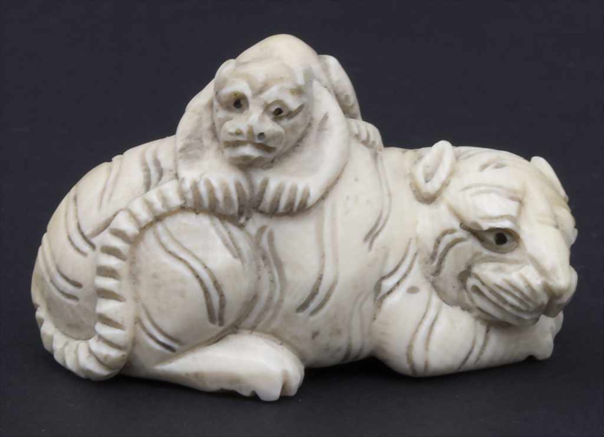 Netsuke 'Liegender Tiger mit Jungem' / A Netsuke 'tiger with cub', Japan, um 1900Material: