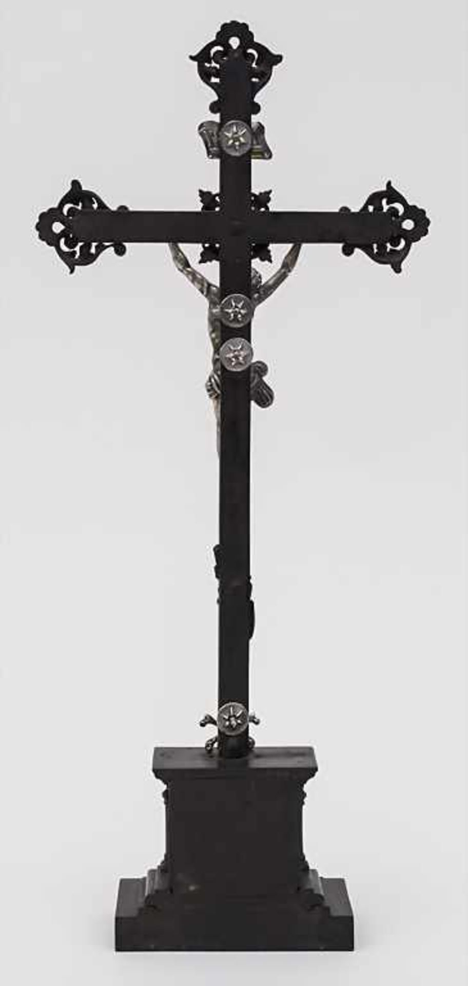 Kruzifix / Crucifix, deutsch, 19. Jh.Material: Berliner Eisen, Silber, Höhe: 52 cm,Zustand: Flügel - Image 2 of 2