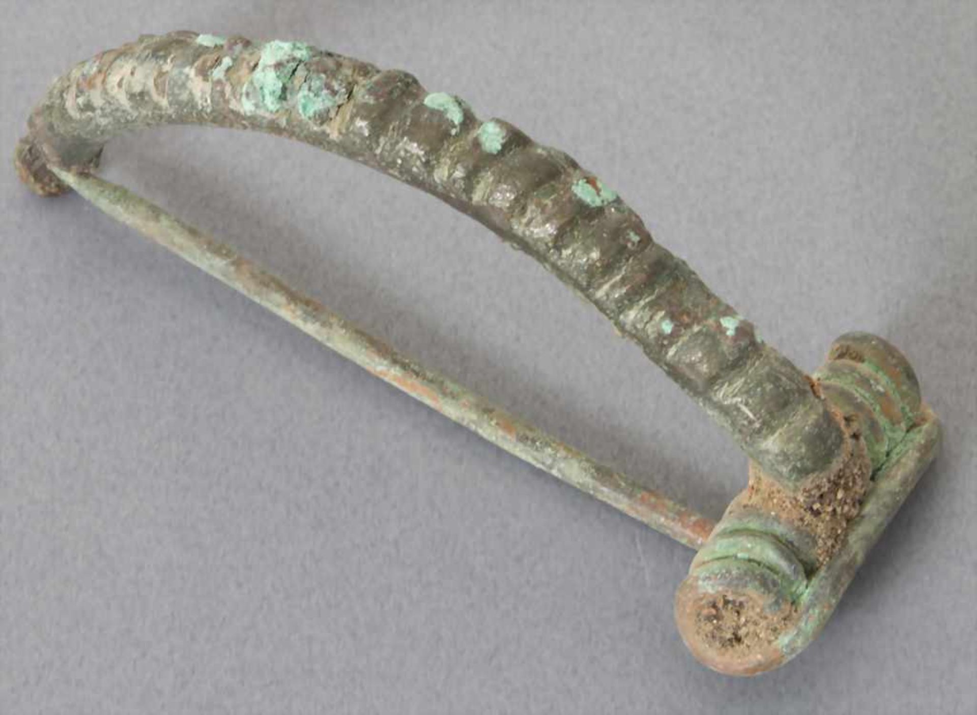 Keltische Fibel / A celtic fibulaMaterial: Bronze,Länge: 5,3 cm,Zustand: gut, alt restauriert,