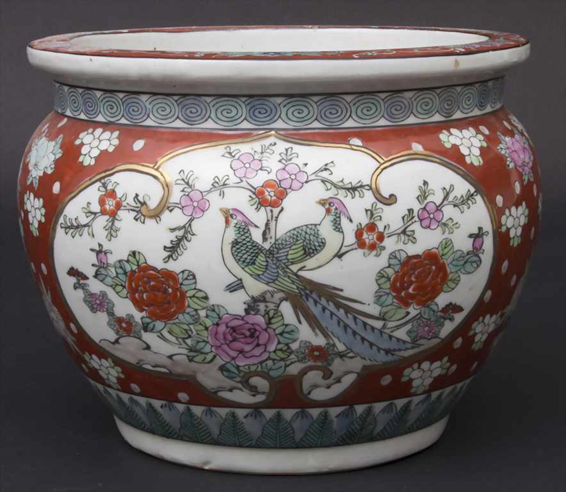 Cachepot mit Vogel-Blütendekor / A cachepot with birds and flowers, Japan, 20. Jh.Material: