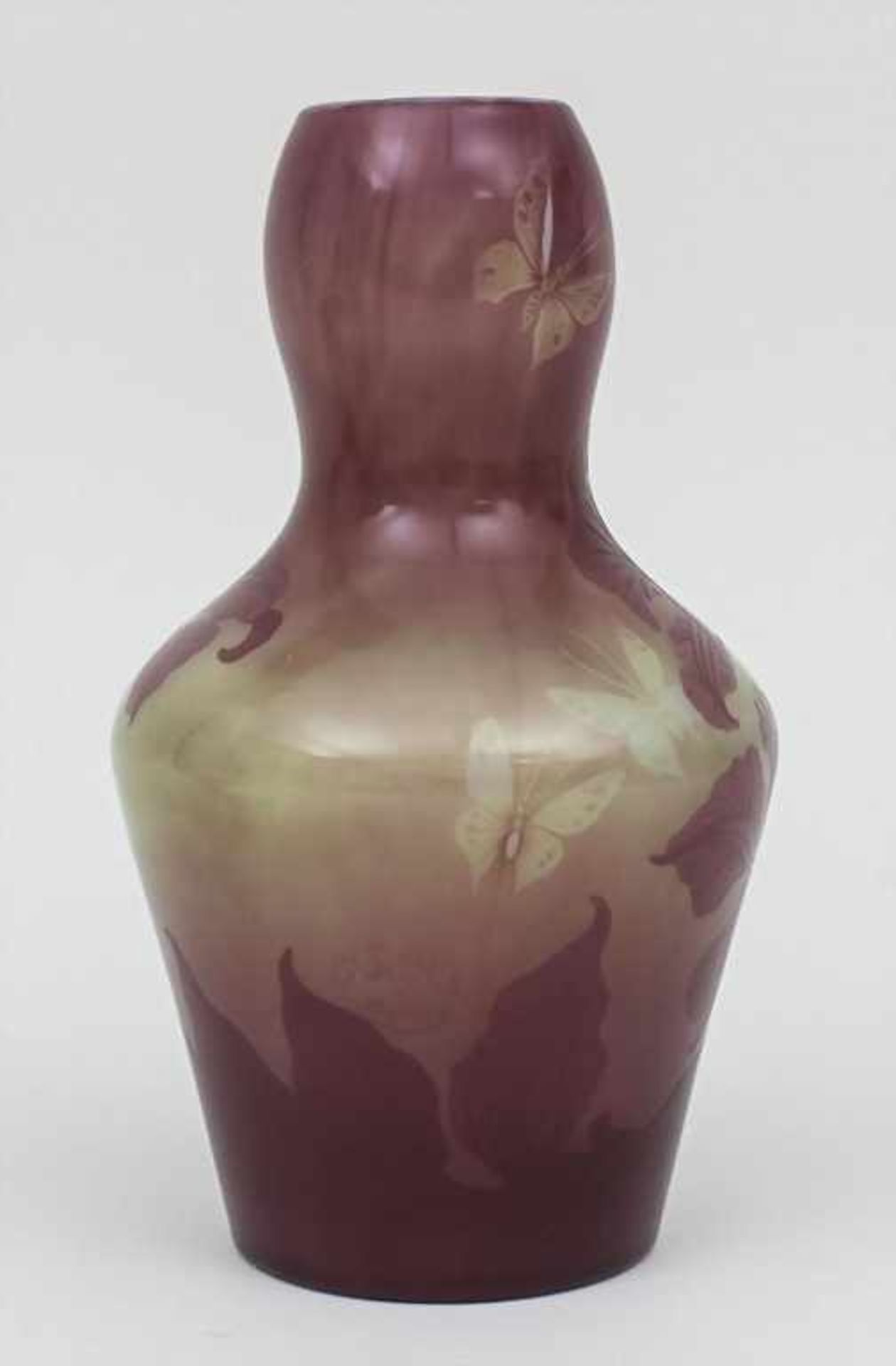 Jugendstil Vase mit Blumenranken und Schmetterlingen / An Art Nouveau Cameo Glass Vase With - Bild 3 aus 5