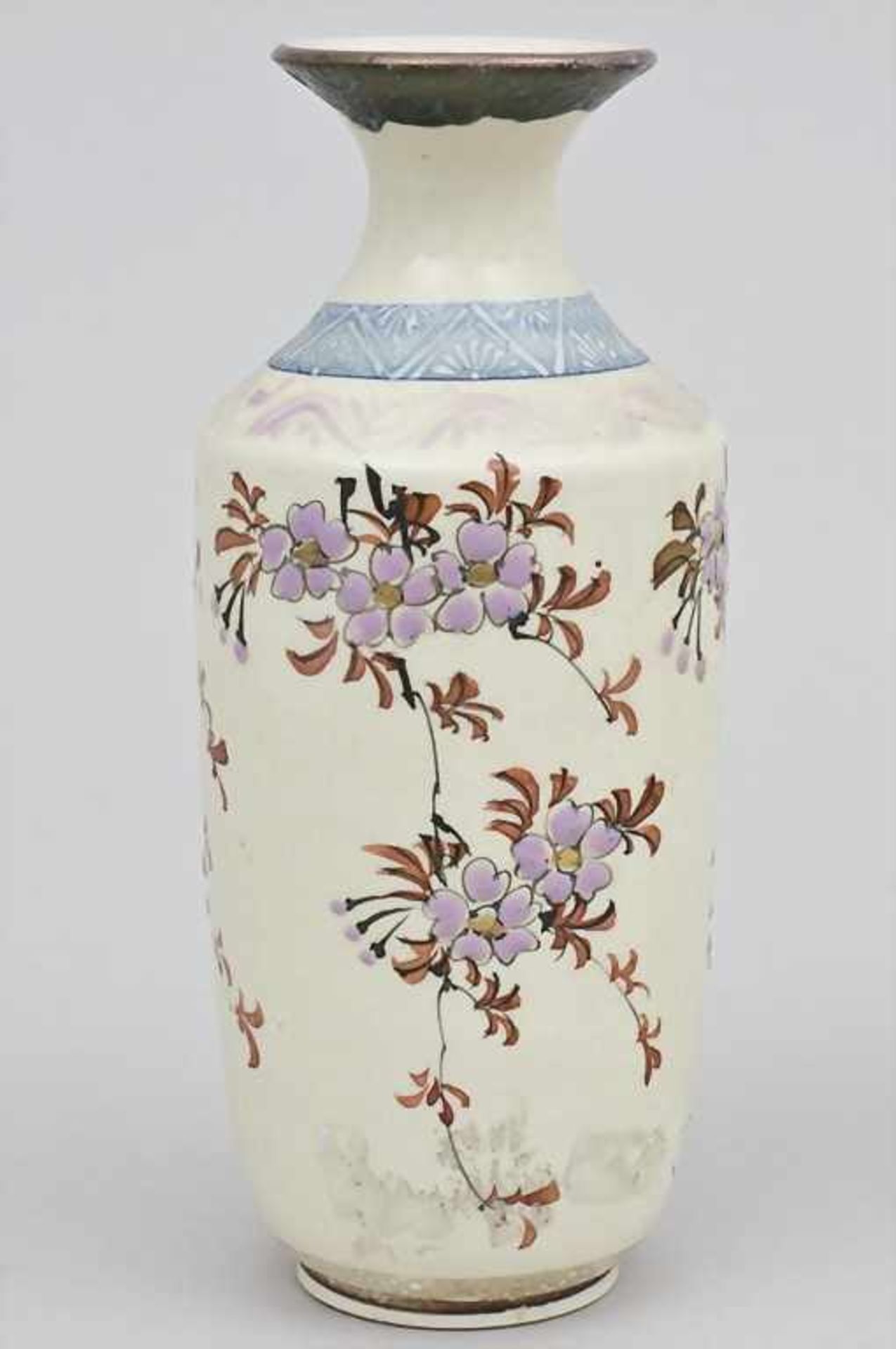 Paar Email-Väschen/A Pair of Enamel Vases, Japan, um 1880Bronze, cremefarben emailliert. Umlaufend - Image 2 of 3