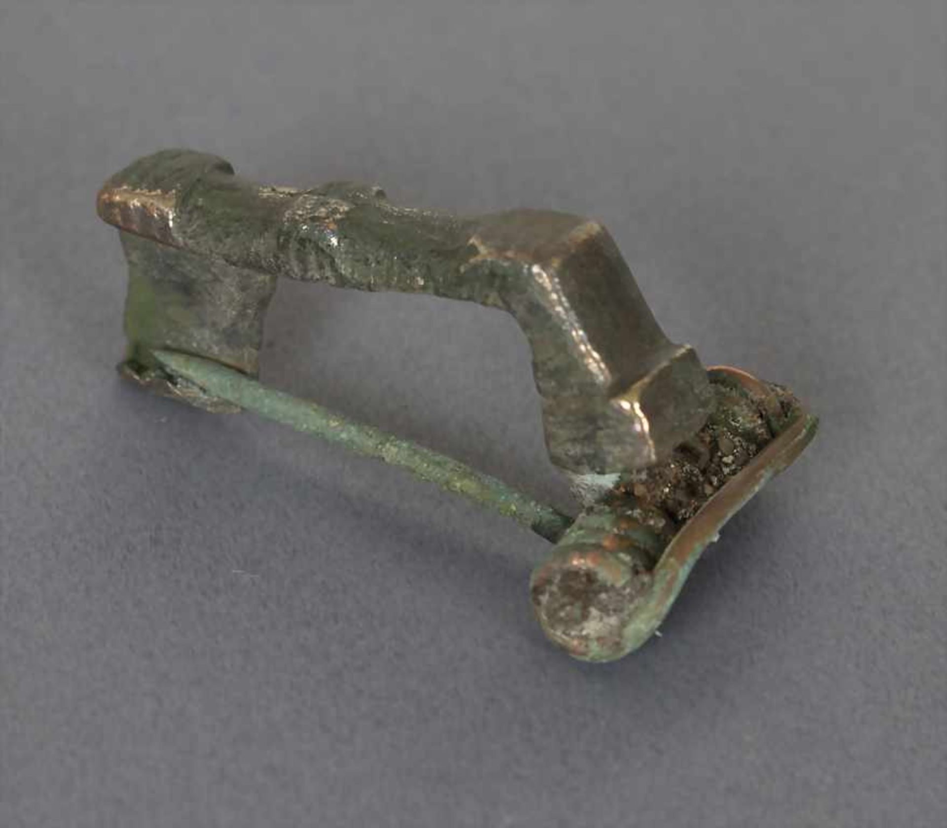 Römische Fibel / A Roman fibulaMaterial: Bronze,Länge: 3,2 cm,Zustand: gut, alt restauriert,