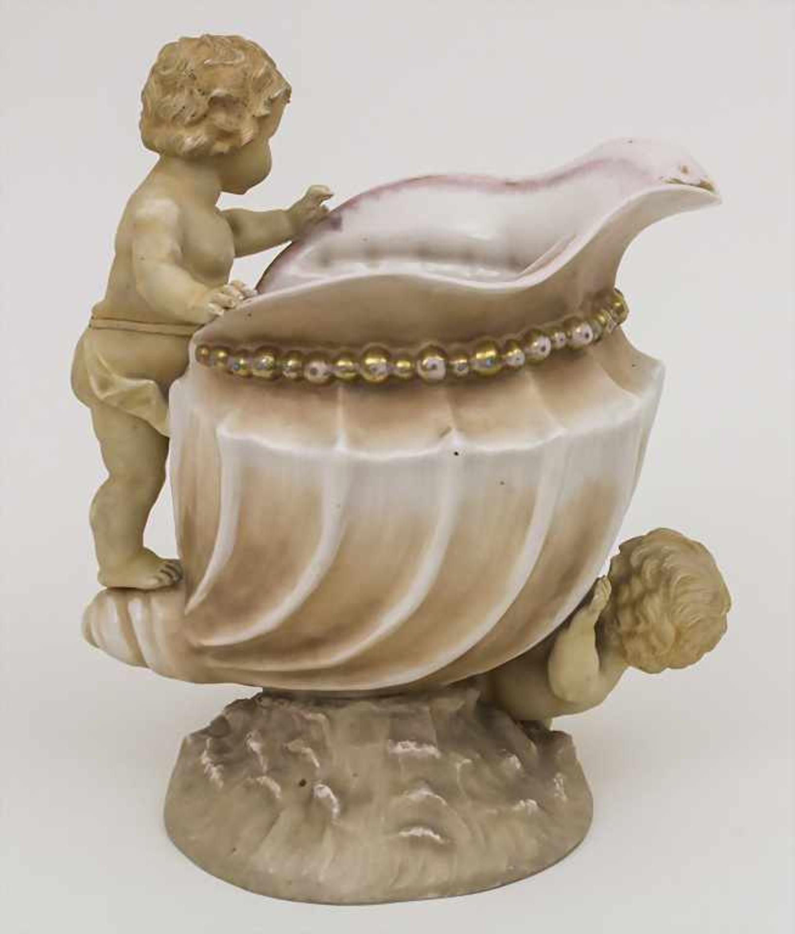 Zierkanne mit Putten / A decorative jug with putti, L. Strauss & Sons, Rudolstadt, um - Bild 2 aus 3