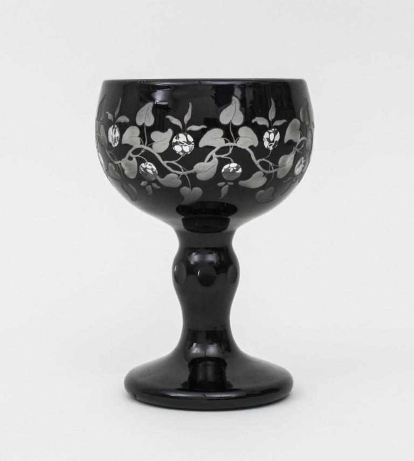 Großes schwarzes Pokalglas/Black Wine Glass With Floral Ornaments, wohl deutsch, um 1900auf rundem