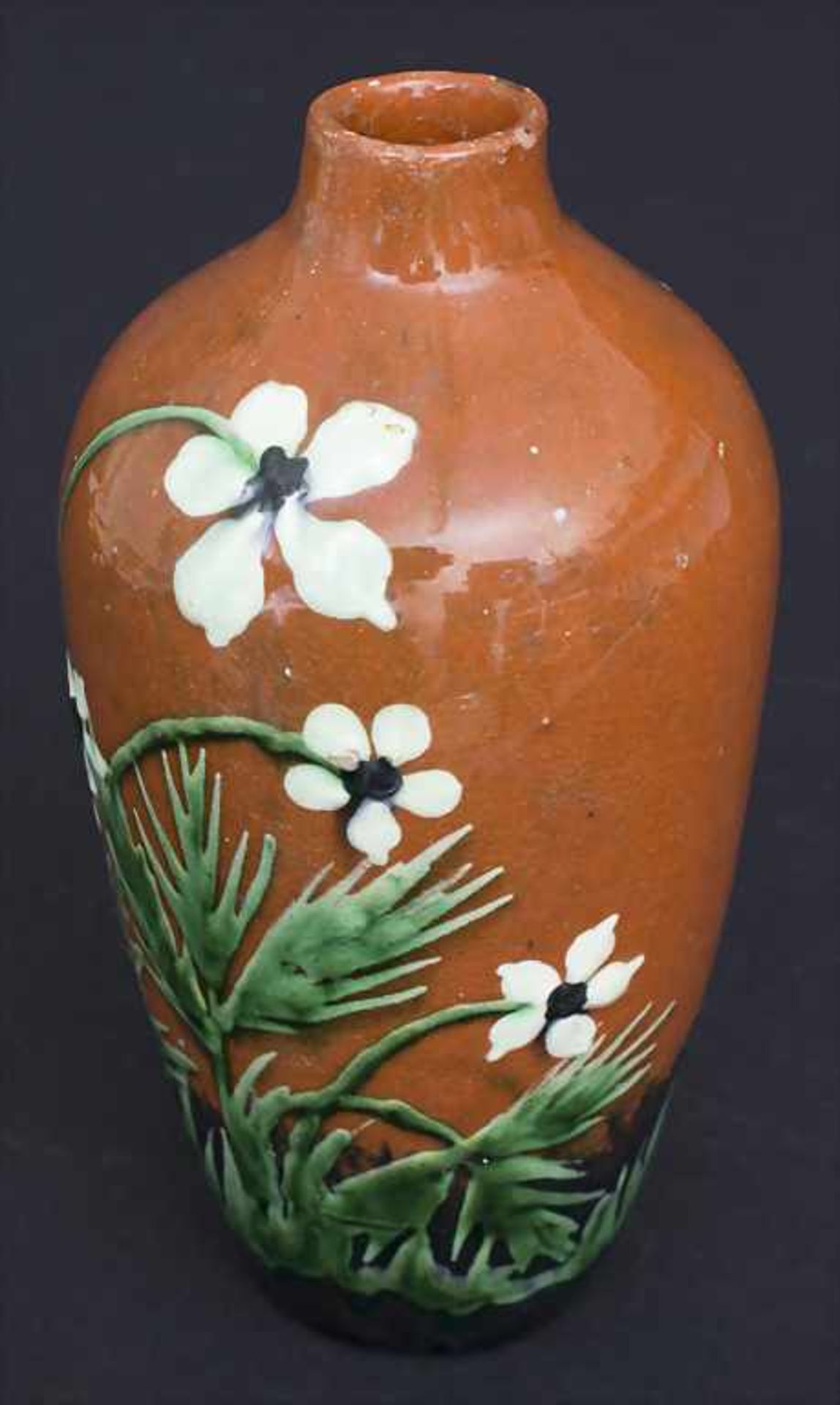 Jugendstil Majolika Vase mit weißen Blumen / An Art Nouveau majolica vase with white flowers, Max - Bild 6 aus 7