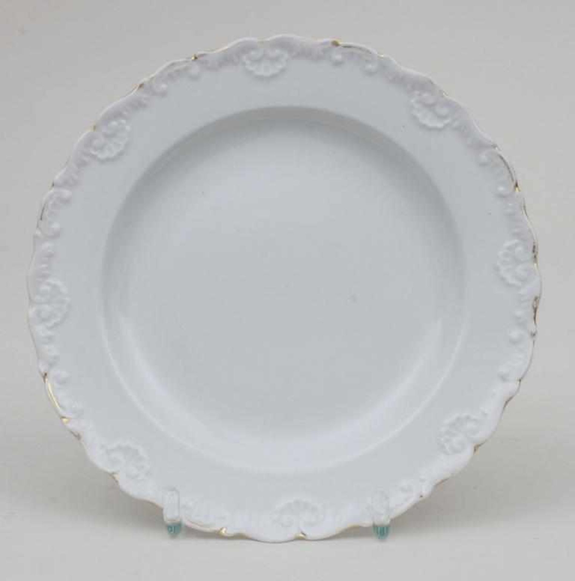 Kuchenteller mit Rocaillen / A Dessert Plate, Meissen, um 1850leicht gemuldeter Teller mit