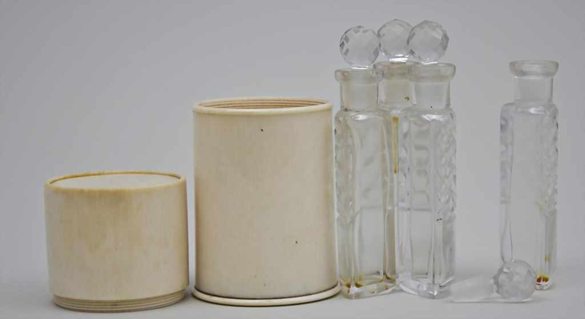 Elfenbeindose mit Kristallflakons/Ivory Box With Crystal Flasks, Frankreich, um - Bild 3 aus 3