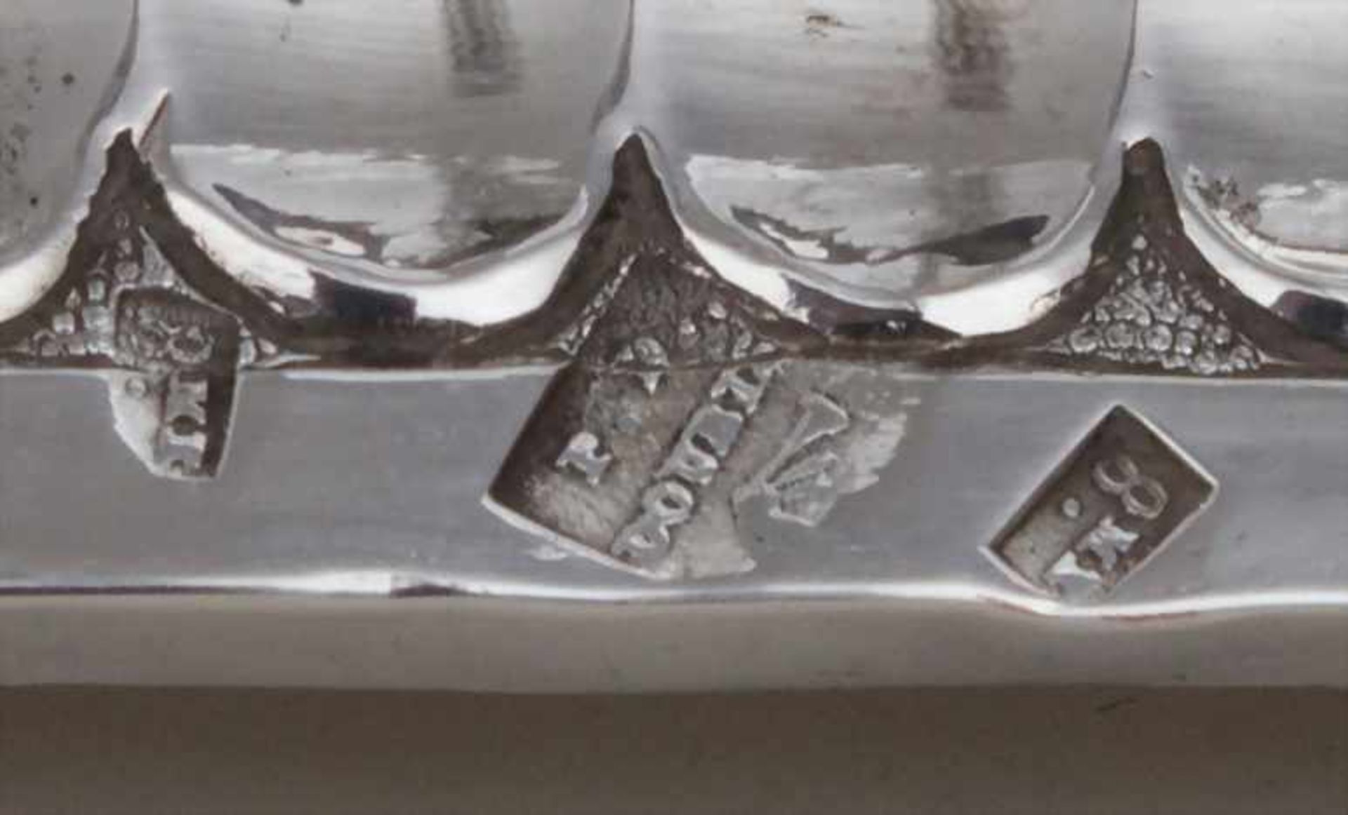 Große Silberplatte mit Glosche / A large silver plate with a cloche, Frankreich, Mitte 19. Jh. - Bild 9 aus 9