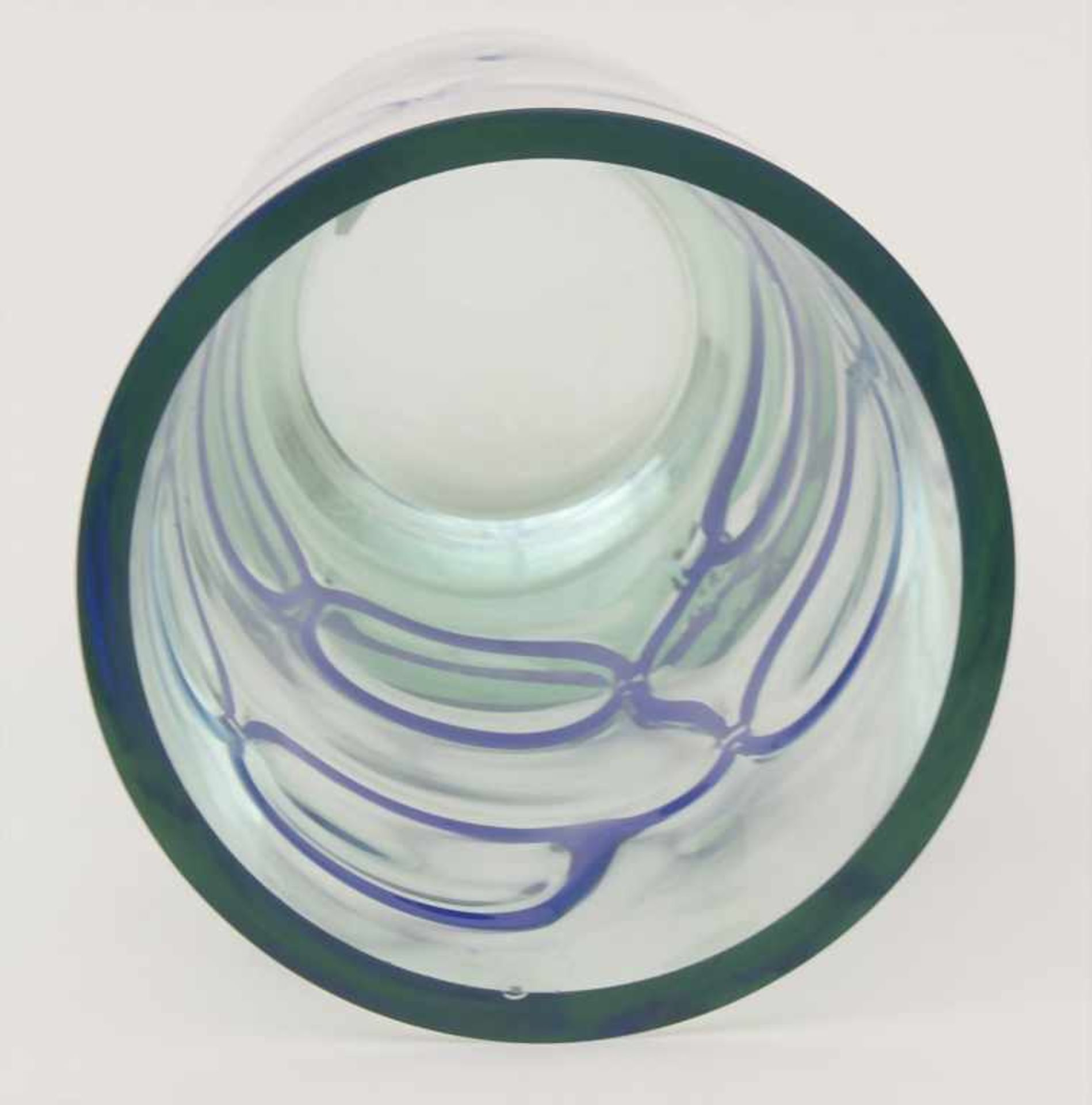 Vase / A vase, wohl Barovier und Toso, Murano, 60/70 er JahreMaterial: grünliches Glas, mit zwei - Bild 3 aus 4