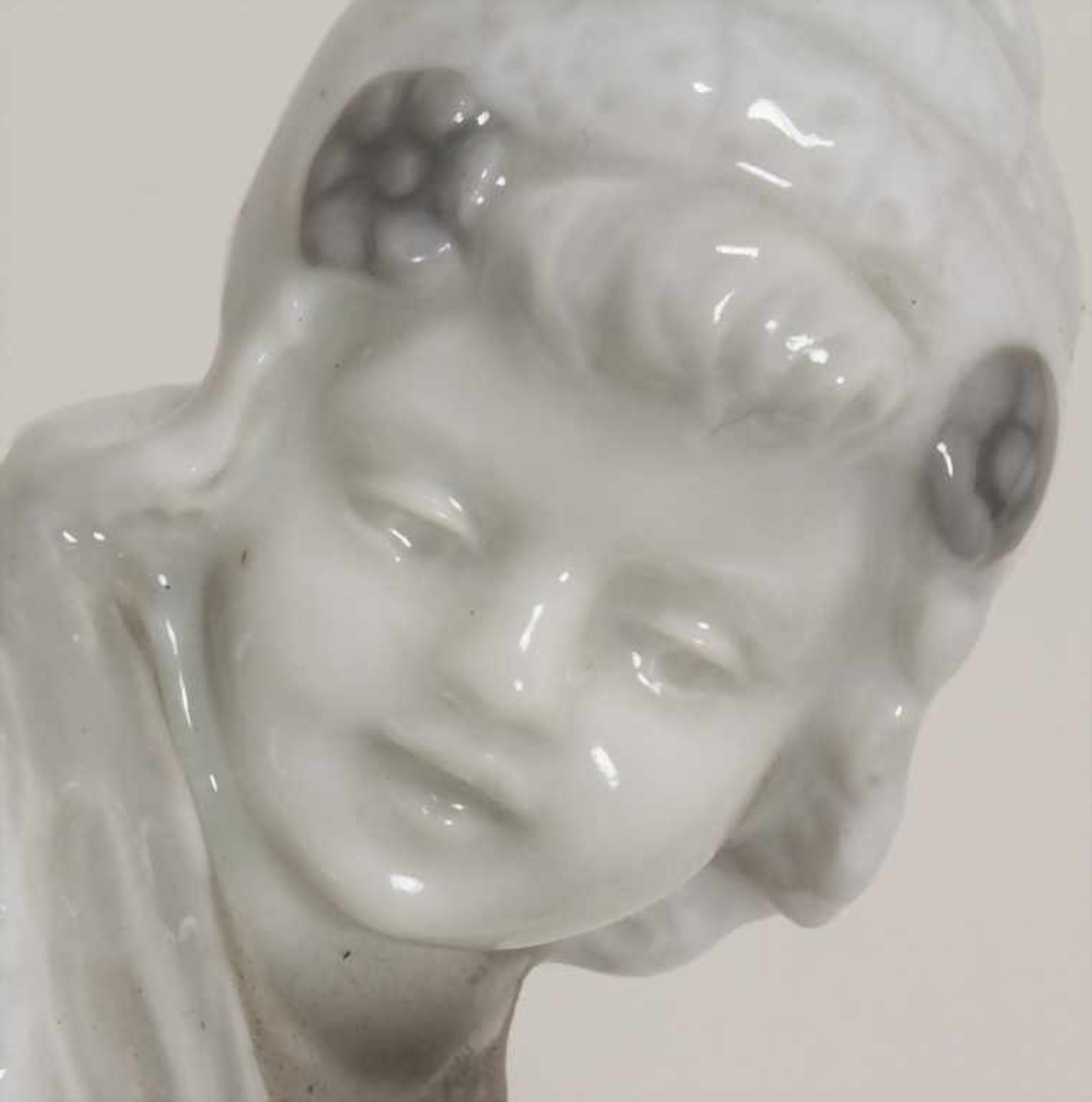 Jugendstil Figur 'Mädchen mit Gefäß' / An Art Nouveau figurine 'girl with vessel', Gebr. Heubach, - Image 8 of 8