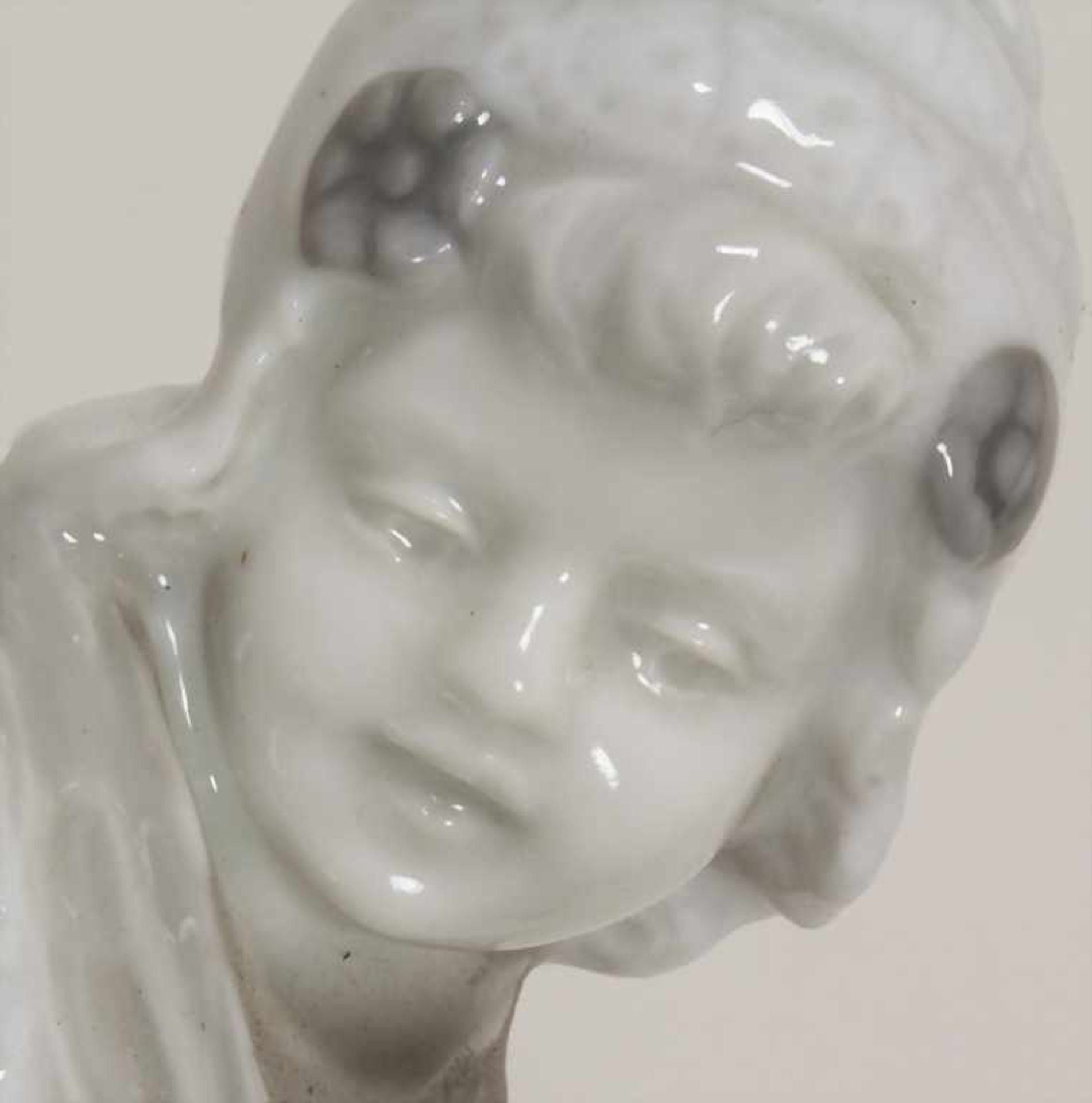 Jugendstil Figur 'Mädchen mit Gefäß' / An Art Nouveau figurine 'girl with vessel', Gebr. Heubach, - Bild 8 aus 8