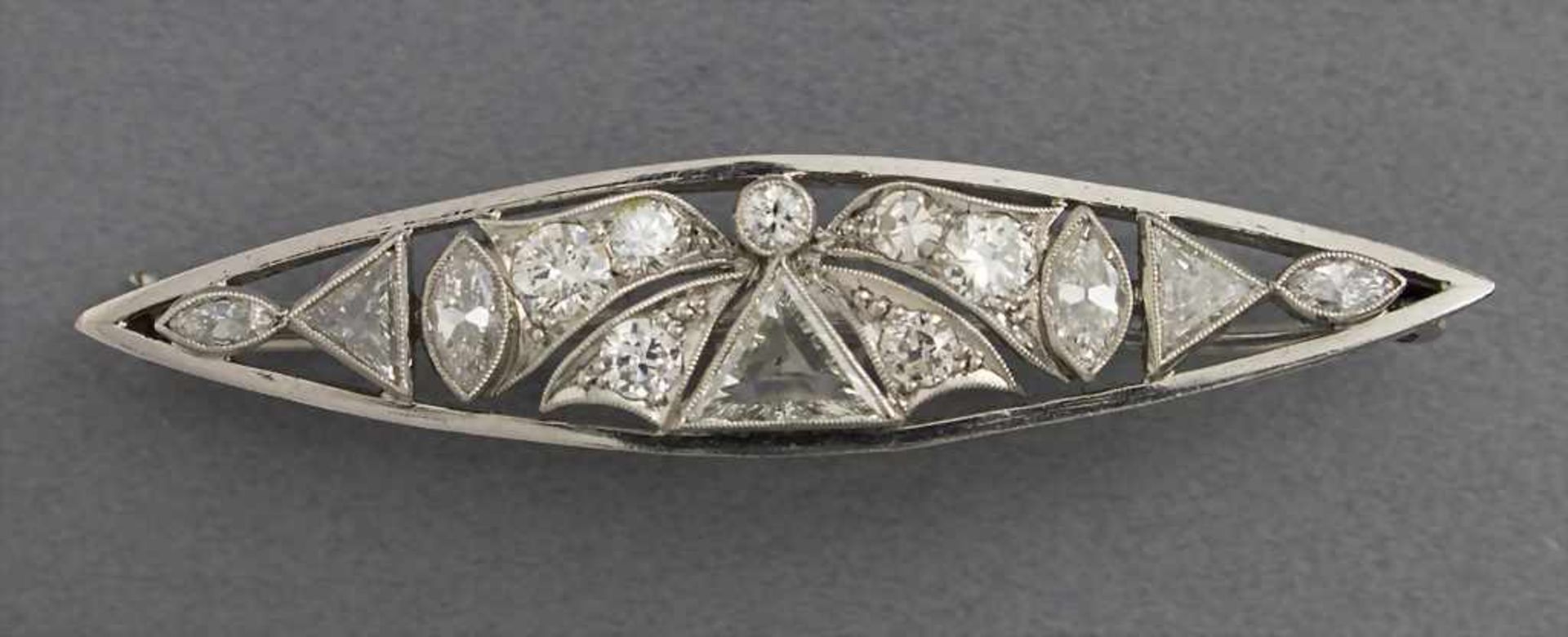 Art Déco Platin-Brosche / Art Déco Platinum-Brooch, um 1926Material: Platin gepunzt mit Diamanten in