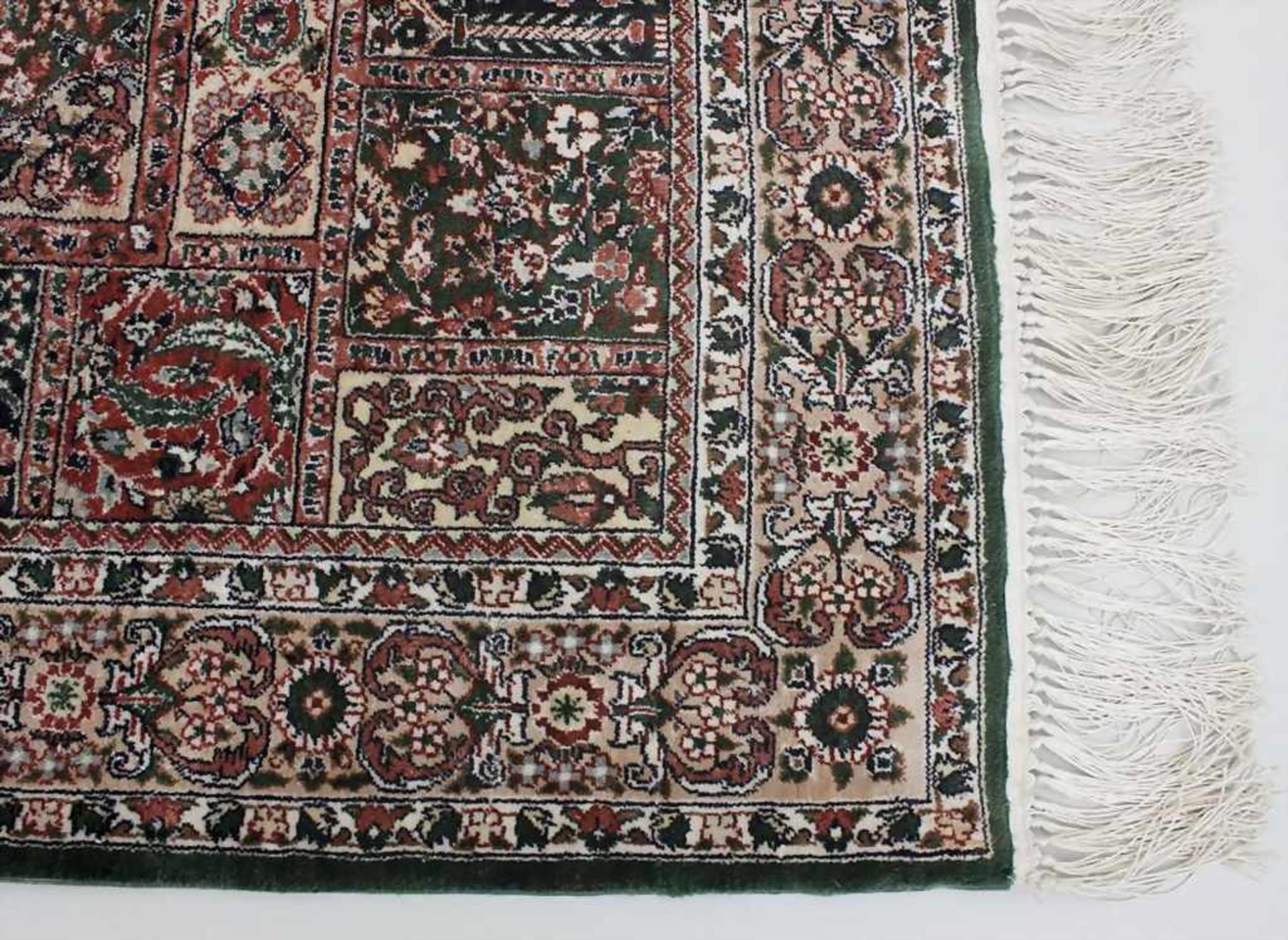 Brücke / Silk Rug, China, 20 Jh.Seidenteppich, blütenförmiges Zentralmedaillon auf grünfarbenem - Image 2 of 3