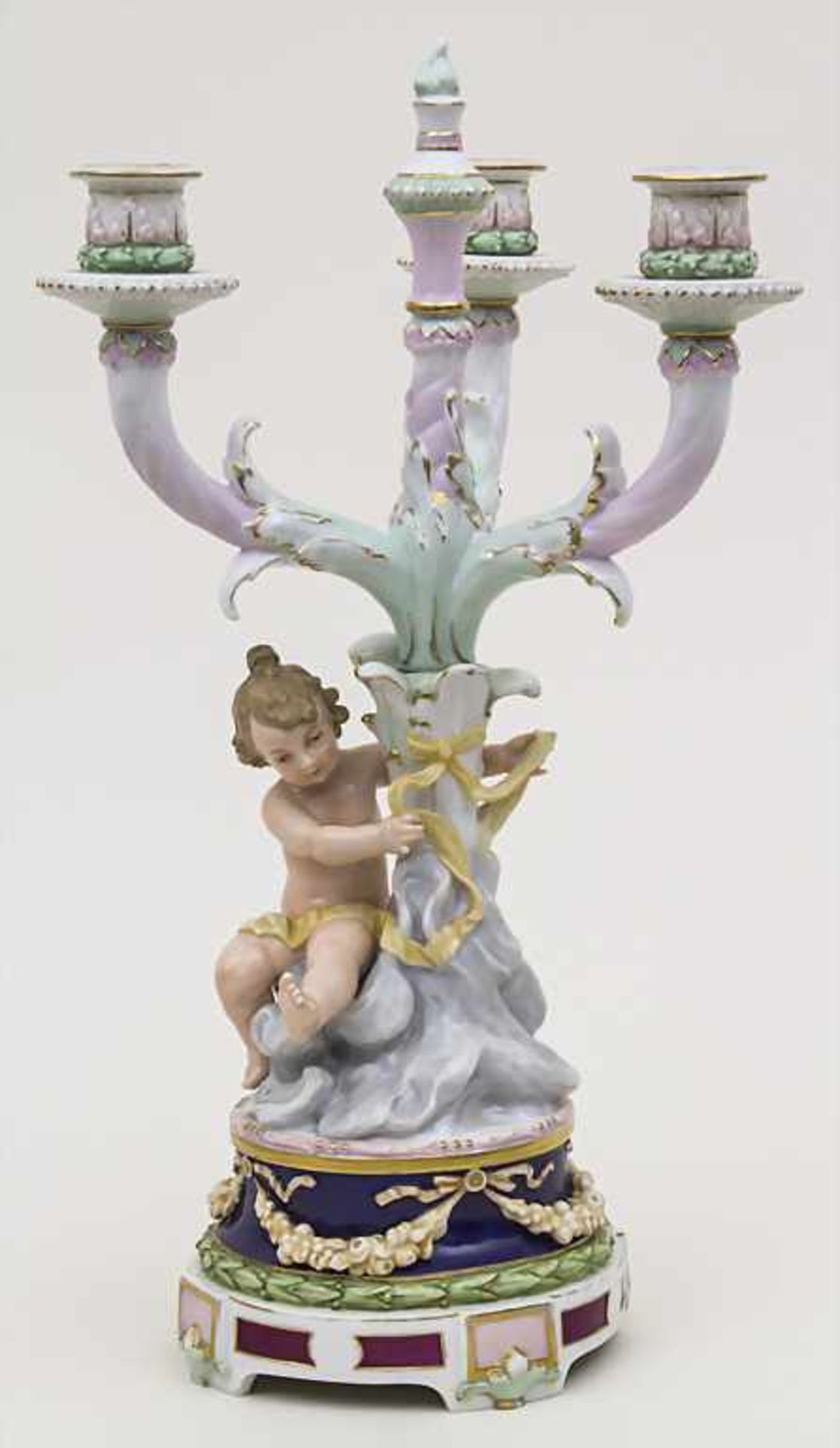 Dreiarmiger Kerzenleuchter mit Putto / A three arms candelabra with a putto, Karl Ens, Volkstedt-