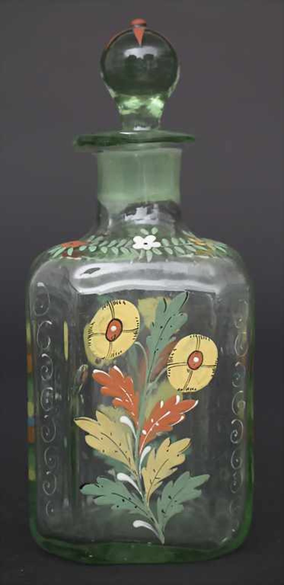Schnapsflasche mit Blumendekor / A bottle of liquor, Böhmen 19./20. Jh.Material: farbloses Glas, mit