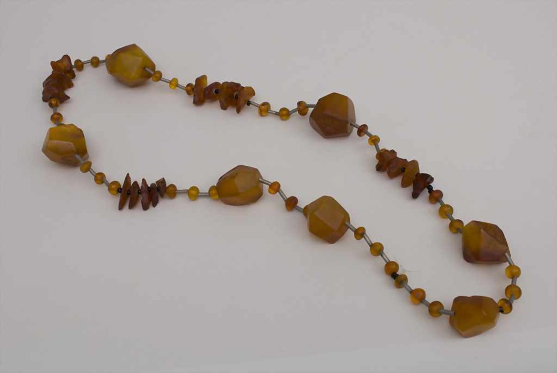 Honig-Bernsteinkette / A 'butterscotch' amber necklaceDurchmesser: von ca. 2,5 bis 4 cm verlaufend, - Image 2 of 2