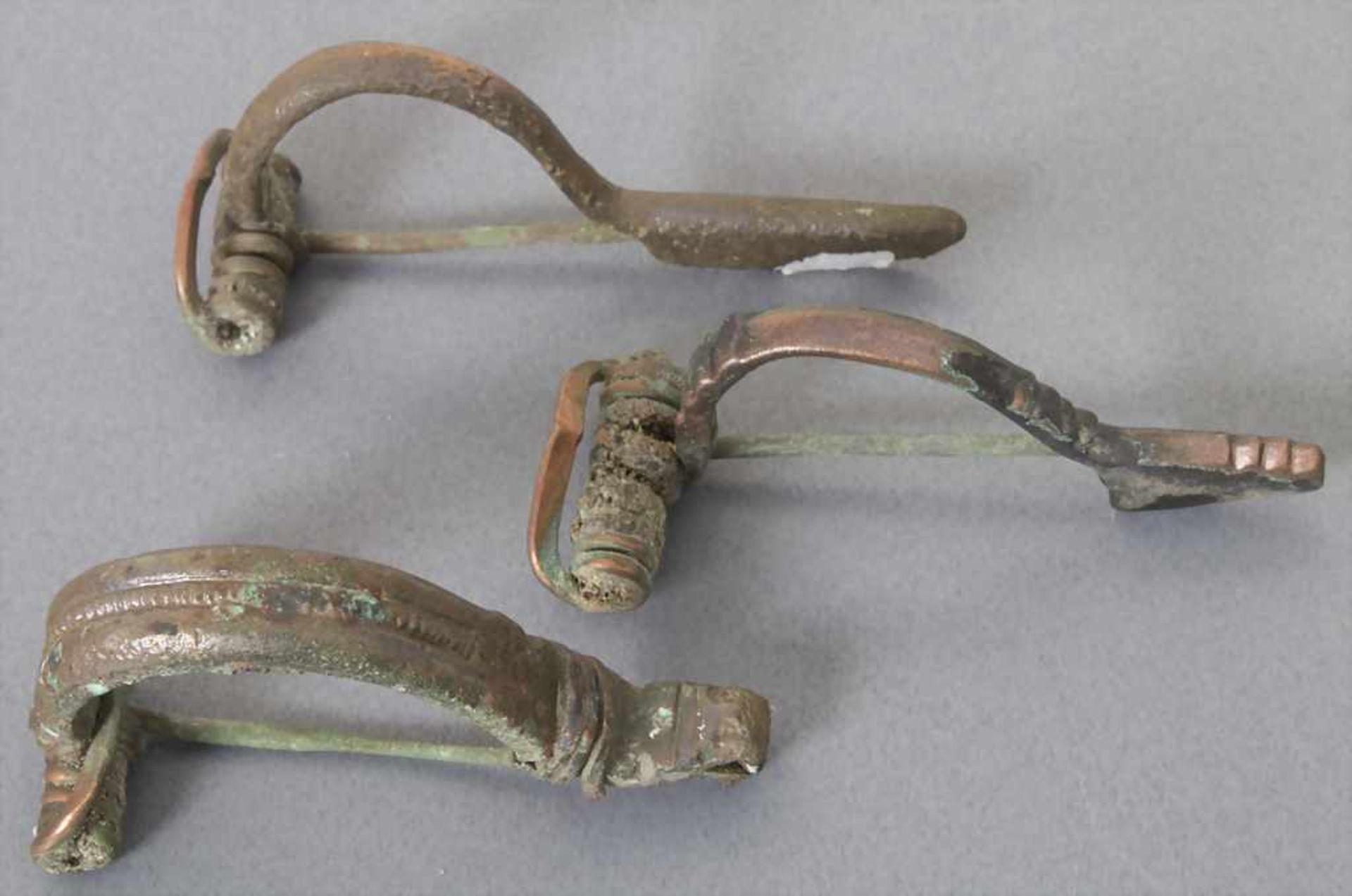 3 Keltische Fibeln / A set of 3 celtic fibulaeMaterial: Bronze,Länge: 4,0 cm, 4,2 cm und 4,6 cm, - Image 2 of 2