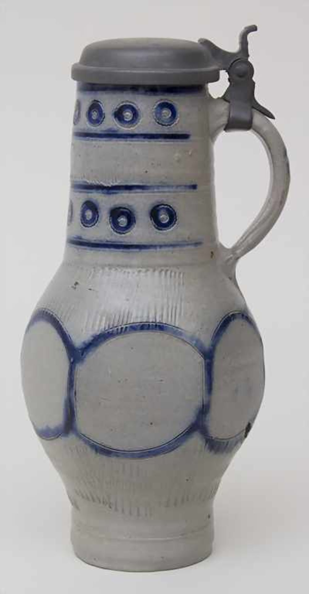 Deckelkrug / A covered jug, 19. Jh.Material: Keramik, Salzglasur mit Blaumalerei, Zinndeckel, Marke: