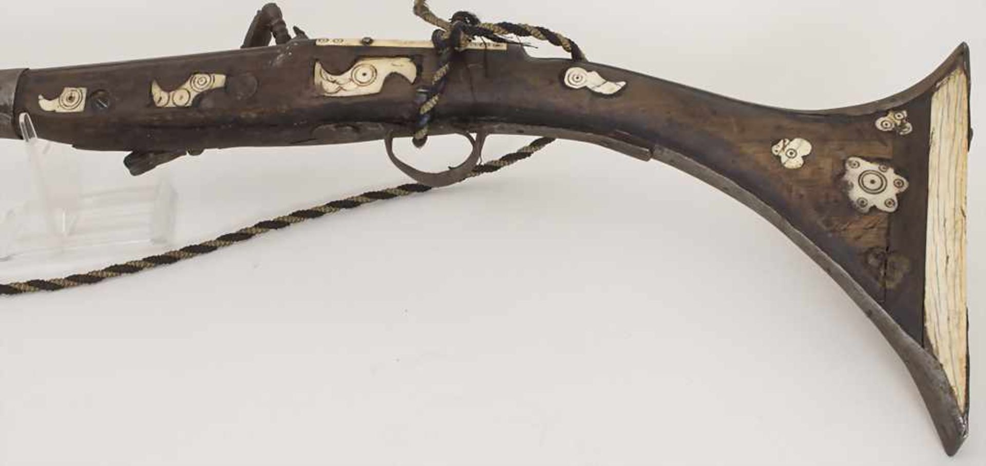 Steinschlossgewehr / A flintflock musket, Nordafrika, 19. Jh.Material: Hartholz, Eisen, - Image 2 of 7