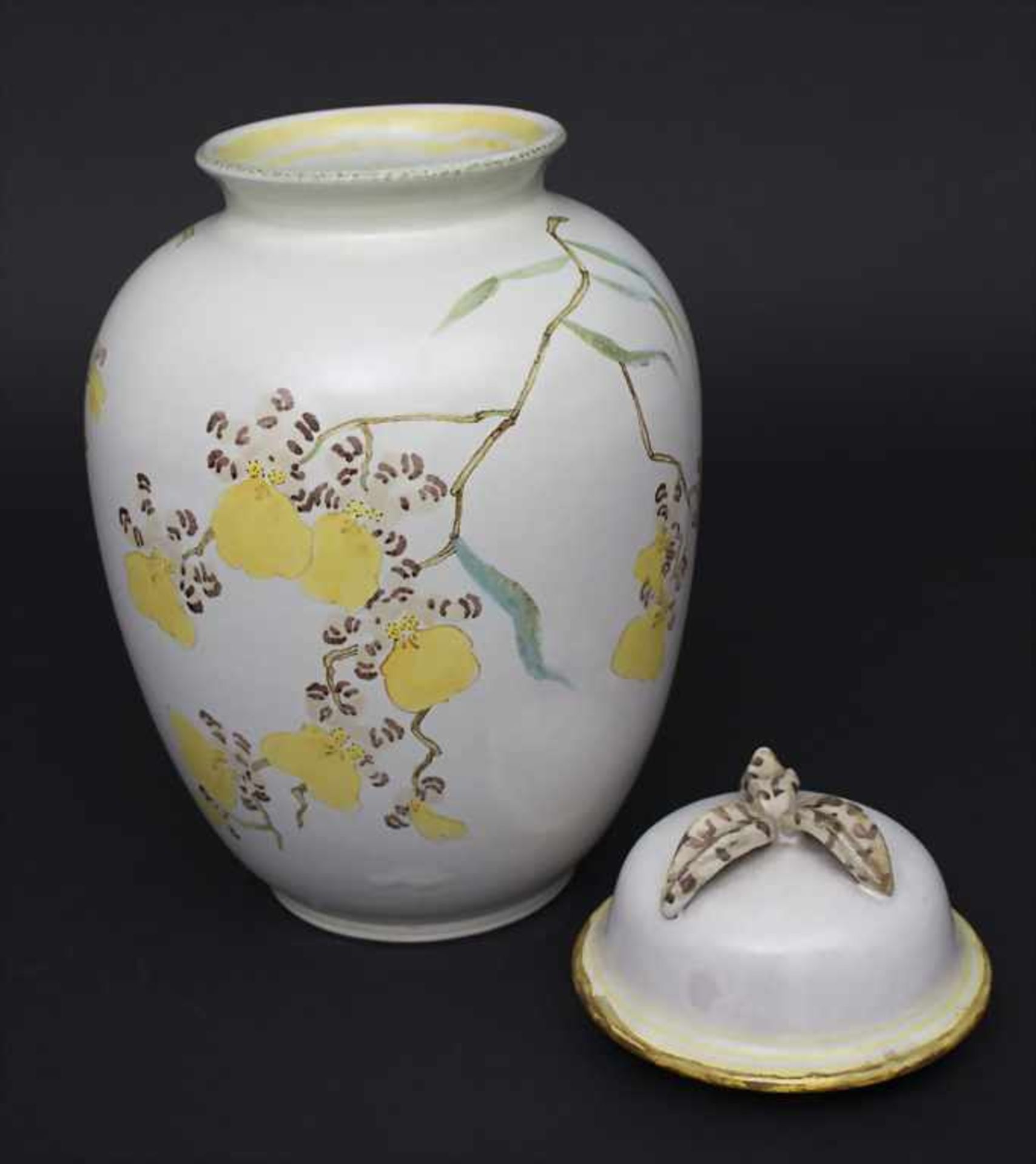 Deckelvase mit Blütenzweigen / A lidded vase with flower branches, Gustav Heinkel für Karlsruher - Bild 2 aus 3