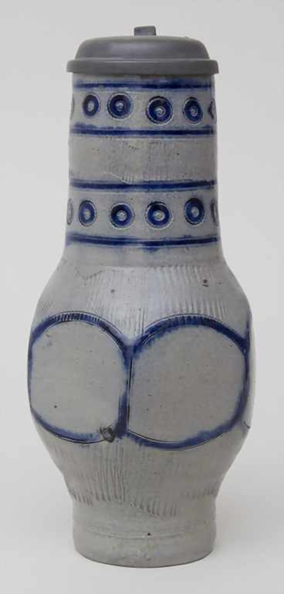 Deckelkrug / A covered jug, 19. Jh.Material: Keramik, Salzglasur mit Blaumalerei, Zinndeckel, Marke: - Bild 2 aus 7